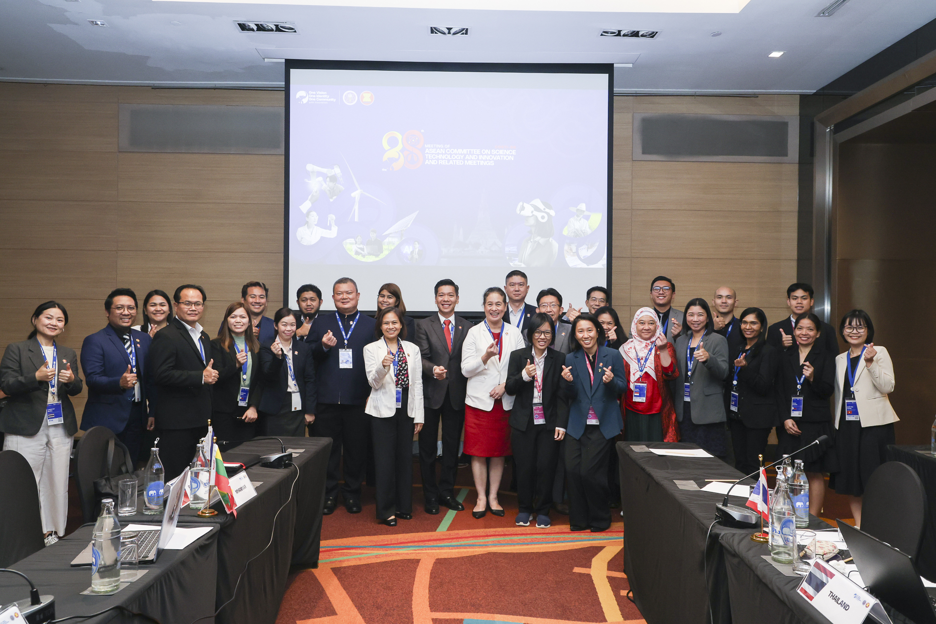 ภาพผู้แทนจากประเทศสมาชิกอาเซียนร่วมประชุมและถ่ายภาพหมู่