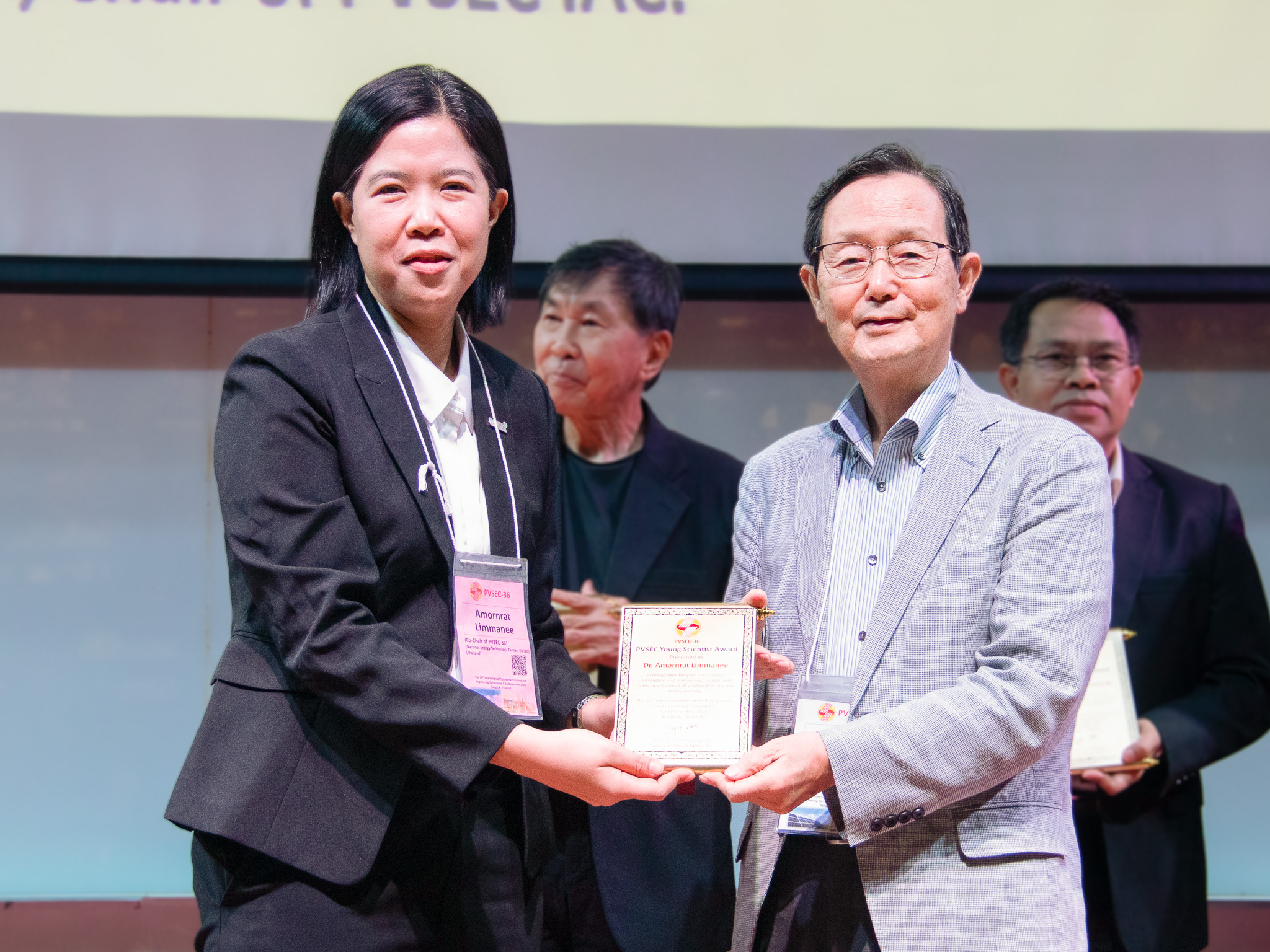 ภาพ ดร.อมรรัตน์ ลิ้มมณี จาก ENTEC สวทช. ขณะรับมอบรางวัล PVSEC Young Scientist Award 2025 จากศาสตราจารย์มาโกโตะ โคนากาอิ
