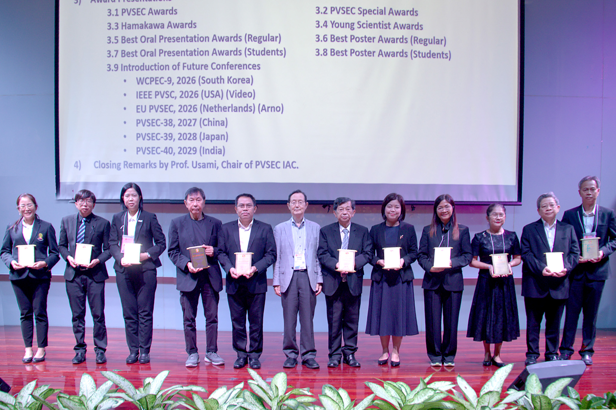 ภาพผู้เข้าร่วมการประกวดผลงานโปสเตอร์ ยืนถ่ายภาพหมู่บนเวทีภายหลังพิธีประกาศผลรางวัล Best Poster Awards ในงาน PVSEC-36