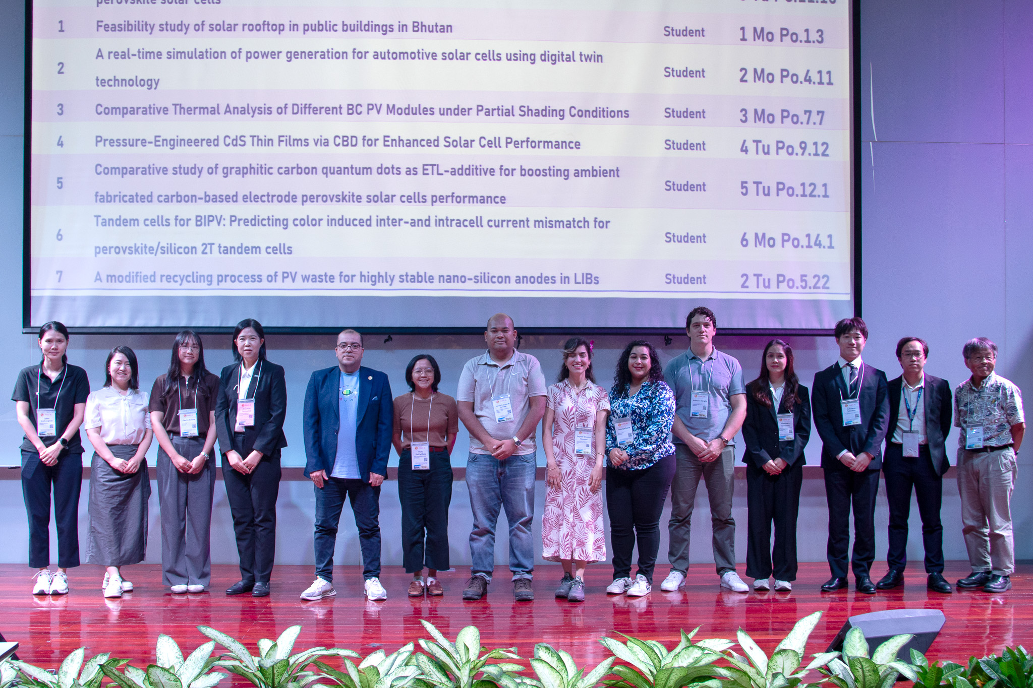 ภาพนักวิจัยผู้ได้รับรางวัล PVSEC Awards 2025 ยืนถ่ายภาพร่วมกับประธานจัดงานในพิธีมอบรางวัล ณ เวทีการประชุมวิชาการ PVSEC-36