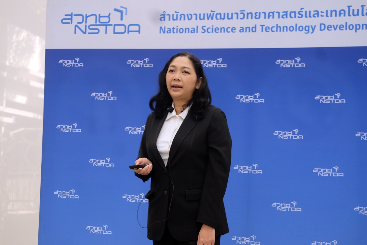 ภาพ ดร.พัชร์ลิตา ฉัตรวริศพงศ์ ผู้ช่วยผู้อำนวยการ สวทช. บรรยายพิเศษในหัวข้อ “เปิดโลกการเรียนรู้ เปิดประตูสู่บ้านวิทย์ฯ”