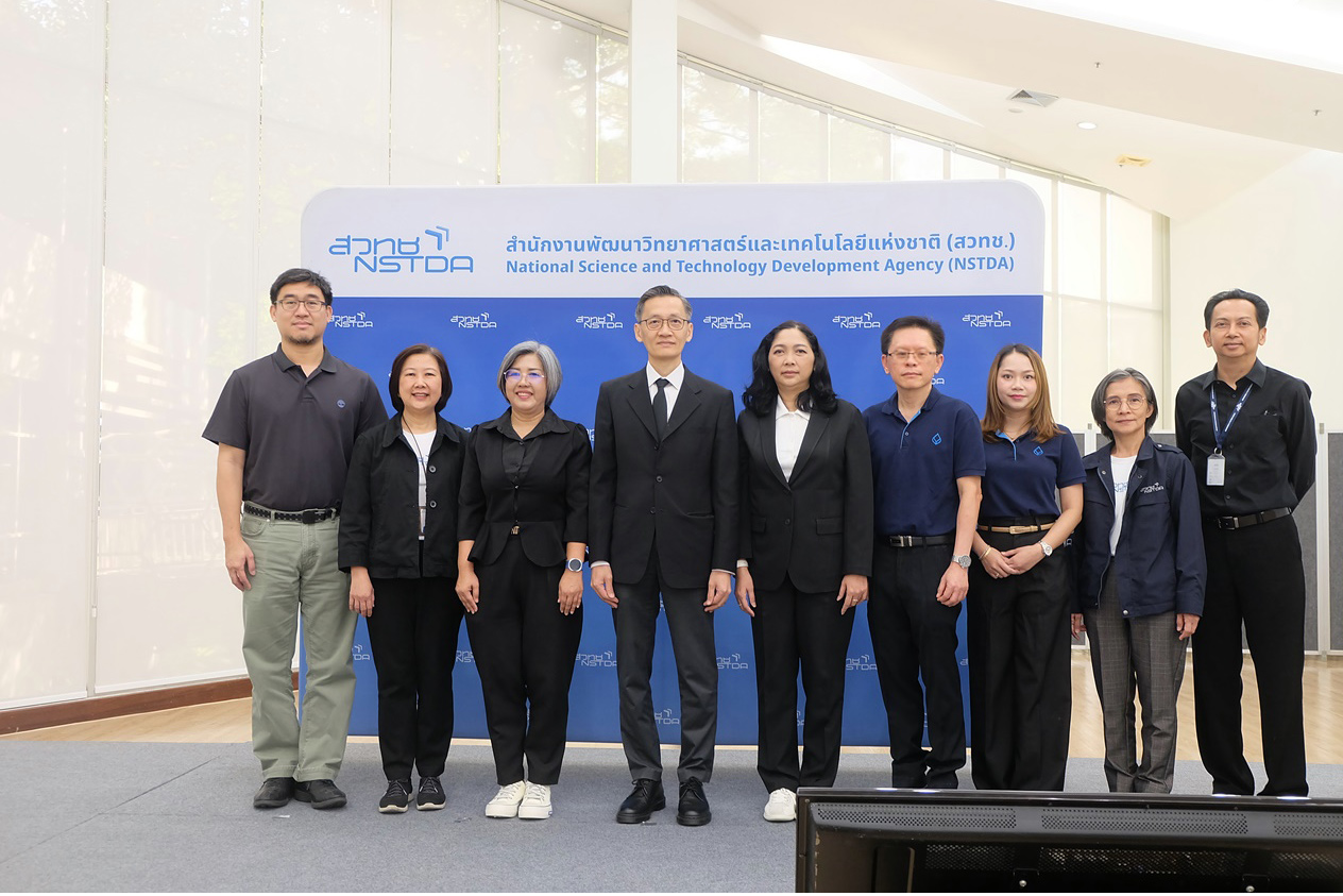 ภาพคณะผู้บริหารและเจ้าหน้าที่จาก สวทช. ถ่ายภาพร่วมกันในงานเทศกาลภาพยนตร์วิทยาศาสตร์ 2025 ณ บ้านวิทยาศาสตร์สิรินธร
