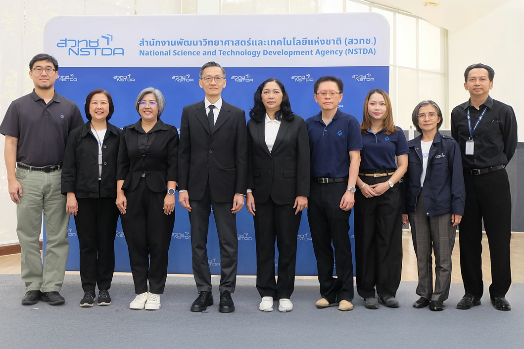 ภาพคณะผู้บริหารและเจ้าหน้าที่จาก สวทช. ถ่ายภาพร่วมกันในงานเทศกาลภาพยนตร์วิทยาศาสตร์ 2025 ณ บ้านวิทยาศาสตร์สิรินธร