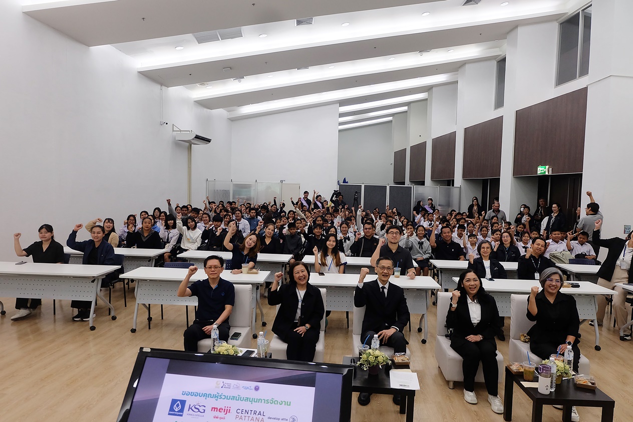 ภาพผู้บริหาร สวทช. และผู้ร่วมงานร่วมถ่ายภาพกับนักเรียนที่เข้าร่วมกิจกรรมภายในห้องประชุมใหญ่