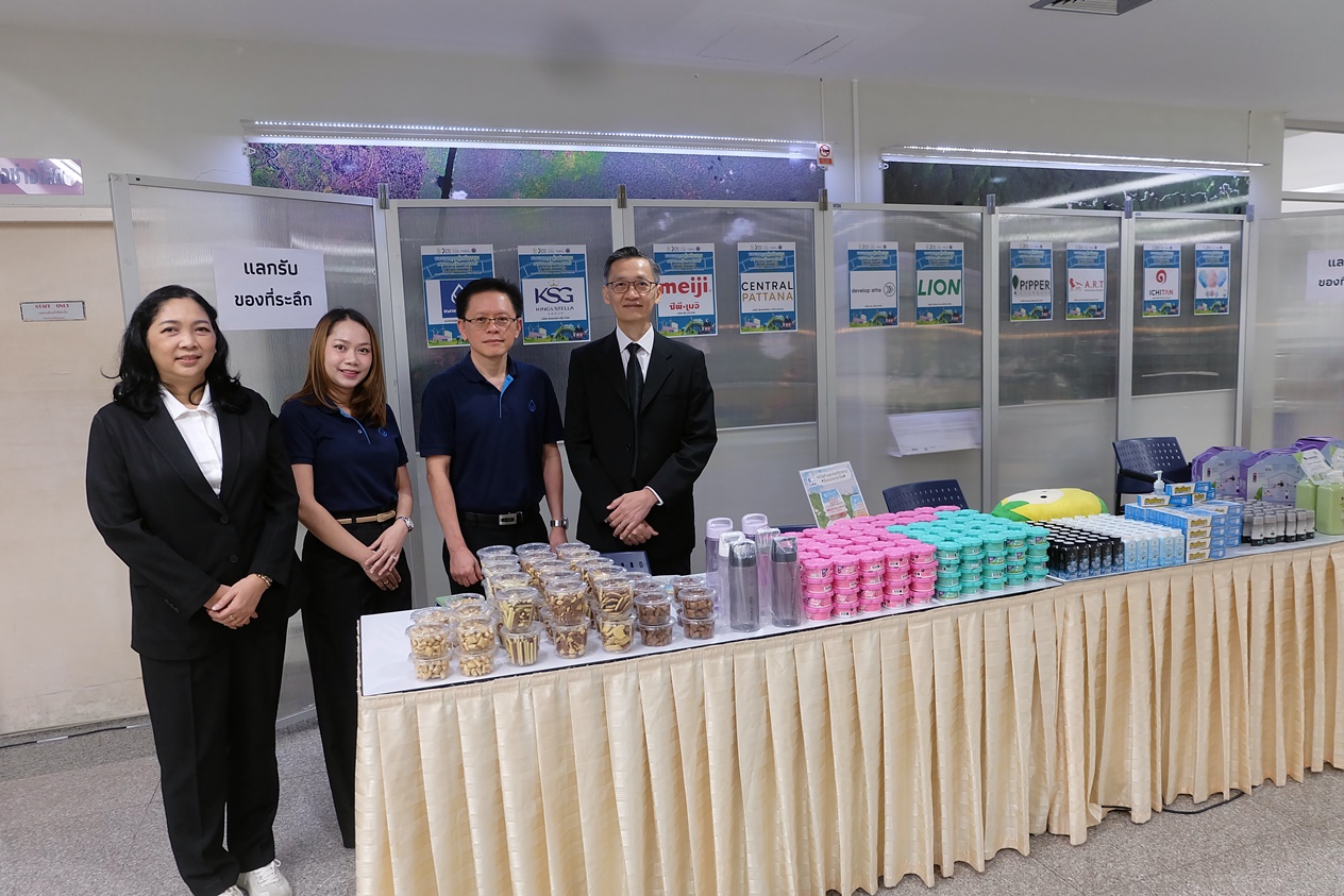 ภาพผู้บริหาร สวทช. เยี่ยมชมบูธ พร้อมชมสื่อการเรียนรู้ด้านวิทยาศาสตร์