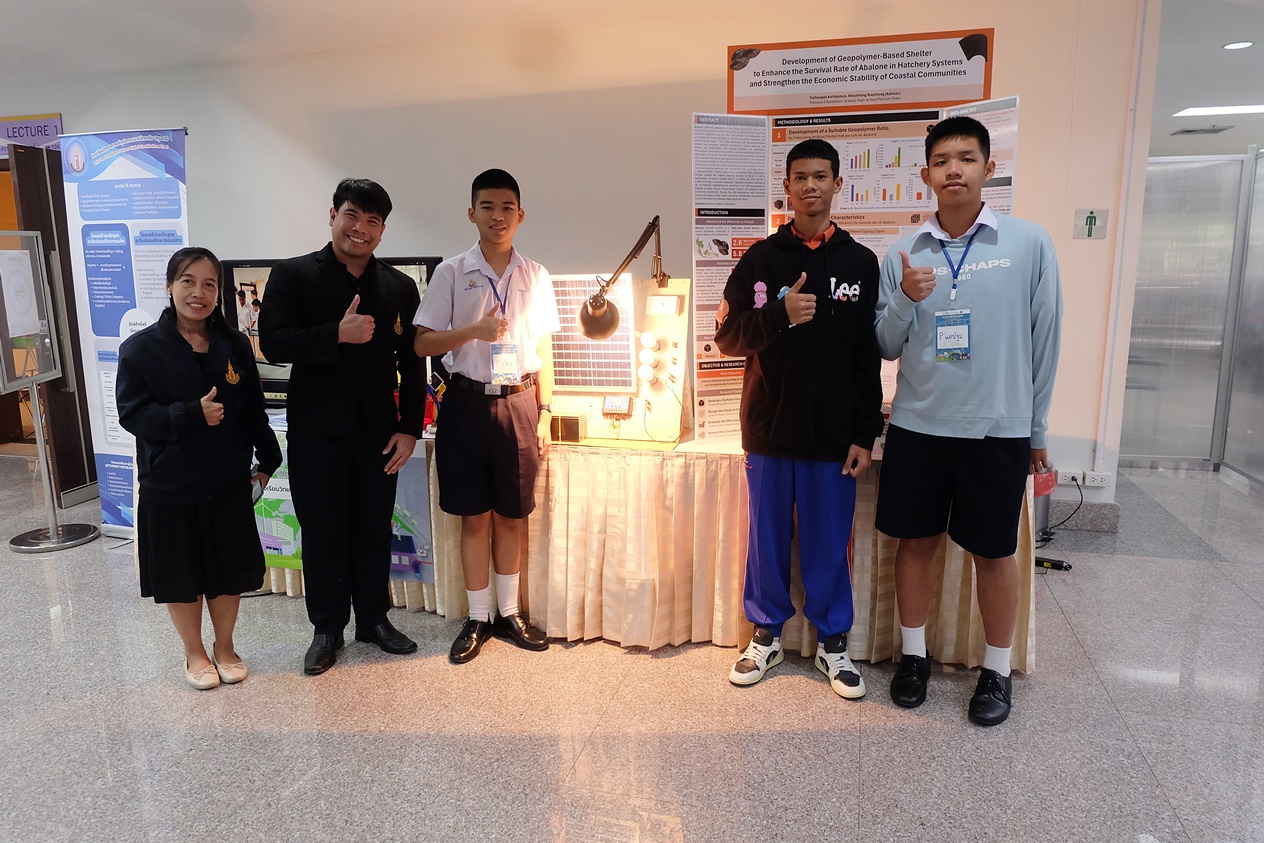 ภาพกลุ่มนักเรียนร่วมจัดแสดงผลงานนวัตกรรมพลังงานแสงอาทิตย์และการพัฒนาชุมชนชายฝั่ง