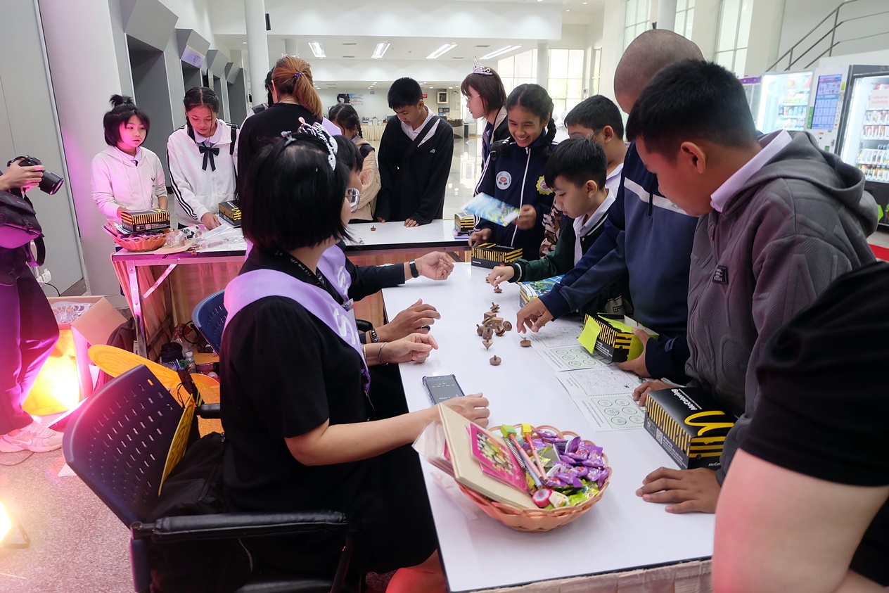 ภาพนักเรียนร่วมกิจกรรมกับบูธแสดงของเล่นวิทยาศาสตร์และรับของรางวัล