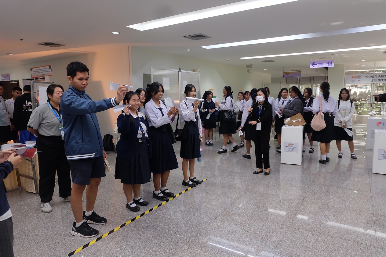 ภาพกิจกรรมแข่งขันเครื่องบินกระดาษพับภายในงาน Science Film Festival โดยมีนักเรียนเข้าร่วมอย่างคึกคัก