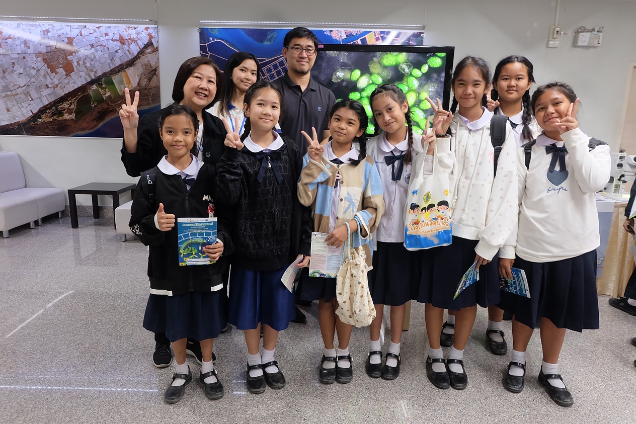 ภาพผู้บริหารและนักเรียนระดับประถมศึกษาร่วมถ่ายภาพ ณ โซนนิทรรศการเปิดโลกใบเล็ก