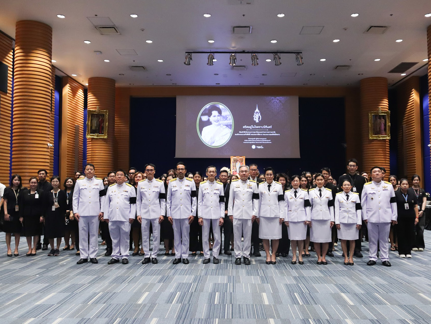 ✅ ยืนยันบทบาท: ข้าพเจ้าคือ Editor คอนเทนต์เว็บไซต์และโซเชียล สวทช. ขอขอบพระคุณสำหรับภาพประกอบ ข้าพเจ้าจะดำเนินการจัดทำข้อความ ALT Text และปรับปรุงเนื้อหาทั้งหมดตามโครงสร้างที่กำหนดทันที 1. การพิสูจน์อักษรและแก้ไข สวทช. จัดพิธีถวายความอาลัย สมเด็จพระนางเจ้าสิริกิติ์ พระบรมราชินีนาถ พระบรมราชชนนี พันปีหลวง วันที่ ๓ พฤศจิกายน ๒๕๖๘ สำนักงานพัฒนาวิทยาศาสตร์และเทคโนโลยีแห่งชาติ (สวทช.) จัดพิธีถวายความอาลัยแด่ สมเด็จพระนางเจ้าสิริกิติ์ พระบรมราชินีนาถ พระบรมราชชนนี พันปีหลวง ณ ห้องออดิทอเรียม สวทช. อุทยานวิทยาศาสตร์ประเทศไทย จังหวัดปทุมธานี โดยมี ศาสตราจารย์ ดร.ชูกิจ ลิมปิจำนงค์ ผู้อำนวยการ สวทช. นำคณะผู้บริหาร บุคลากร และประชาคมอุทยานวิทยาศาสตร์ประเทศไทย เข้าร่วมพิธีถวายความอาลัยและน้อมสำนึกในพระมหากรุณาธิคุณอย่างพร้อมเพรียง ภายในพิธี ศาสตราจารย์ ดร.ชูกิจ ลิมปิจำนงค์ ได้นำผู้เข้าร่วมพิธีถวายความเคารพพระฉายาลักษณ์ สมเด็จพระนางเจ้าสิริกิติ์ พระบรมราชินีนาถ พระบรมราชชนนี พันปีหลวง และกล่าวคำถวายความอาลัย ด้วยความสำนึกในพระมหากรุณาธิคุณอันหาที่สุดมิได้ และสดุดีพระราชจริยวัตรอันงดงามของพระองค์ ที่ทรงเปี่ยมด้วยพระเมตตาและพระปรีชาสามารถ ทรงเป็นหลักชัยและพลังขับเคลื่อนสำคัญของแผ่นดิน โดยเฉพาะเมื่อครั้งเสด็จพระราชดำเนินเคียงข้าง พระบาทสมเด็จพระบรมชนกาธิเบศร มหาภูมิพลอดุลยเดชมหาราช บรมนาถบพิตร ไปทรงเยี่ยมเยียนและบำบัดทุกข์บำรุงสุขแก่ราษฎรในถิ่นทุรกันดารทั่วประเทศ พระองค์ทรงขับเคลื่อนพระราชกรณียกิจด้านต่าง ๆ อย่างหาที่สุดมิได้ โดยเฉพาะด้านการส่งเสริมอาชีพ ฟื้นฟูคุณภาพชีวิตของราษฎรผู้ยากไร้ ด้วยพระวิสัยทัศน์อันกว้างไกล ทรงเห็นคุณค่าของภูมิปัญญาท้องถิ่น และได้ทรงริเริ่มโครงการต่าง ๆ เพื่ออนุรักษ์ ฟื้นฟู และพัฒนา หัตถศิลป์ไทย ให้เป็นทั้งแหล่งสร้างงาน สร้างรายได้ และเป็นสมบัติทางวัฒนธรรมที่ยั่งยืนของชาติ ทั้งยังยกระดับหัตถกรรมพื้นบ้านให้เป็นที่ยอมรับในระดับนานาชาติ อันสะท้อนถึงพระปรีชาญาณในด้าน การพัฒนาอย่างยั่งยืน และทรงเป็นที่พึ่งทางจิตใจของพสกนิกรไทยทั้งมวลอย่างแท้จริง คณะผู้บริหารที่ร่วมในพิธีประกอบด้วย ดร.กัลยา อุดมวิทิต รองผู้อำนวยการ สวทช., ดร.จุฬารัตน์ ตันประเสริฐ รองผู้อำนวยการ สวทช., ดร.วรวรงค์ รักเรืองเดช รองผู้อำนวยการ สวทช., ดร.สมบุญ สหสิทธิวัฒน์ รองผู้อำนวยการ สวทช., ดร.ชัย วุฒิวิวัฒน์ชัย ผู้อำนวยการศูนย์เทคโนโลยีอิเล็กทรอนิกส์และคอมพิวเตอร์แห่งชาติ (NECTEC), ผู้ช่วยศาสตราจารย์ ดร.เชาวรีย์ อรรถลัง ผู้อำนวยการศูนย์พันธุวิศวกรรมและเทคโนโลยีชีวภาพแห่งชาติ (BIOTEC), ดร.ภญ.อุรชา รักษ์ตานนท์ชัย ผู้อำนวยการศูนย์นาโนเทคโนโลยีแห่งชาติ (NANOTEC), รองศาสตราจารย์ ดร.เติมศักดิ์ ศรีคิรินทร์ ผู้อำนวยการศูนย์เทคโนโลยีโลหะและวัสดุแห่งชาติ (MTEC), ดร.มนัสชัย คุณาเศรษฐ ผู้ช่วยผู้อำนวยการ สวทช., ดร.ปวีณ นราเมธกุล ผู้ช่วยผู้อำนวยการ สวทช., ดร.ศุภวงศ์ วิชพันธุ์ รองผู้อำนวยการ NANOTEC, ดร.อศิรา เฟื่องฟูชาติ รองผู้อำนวยการ MTEC, ดร.สิทธิโชค ตั้งภัสสรเรือง รองผู้อำนวยการ BIOTEC ตลอดจนบุคลากรและผู้ประกอบการในเขตอุทยานวิทยาศาสตร์ประเทศไทย ในช่วงท้ายของพิธี ผู้ร่วมพิธีได้ยืนสงบนิ่งเป็นเวลา ๙๓ วินาที เพื่อแสดงความอาลัยและรำลึกถึงพระมหากรุณาธิคุณอันหาที่สุดมิได้ของสมเด็จพระนางเจ้าฯ ที่จะสถิตอยู่ในใจของพสกนิกรชาวไทยตราบนิจนิรันดร์ 2. การจัดรูปแบบเพื่อการเพิ่มประสิทธิภาพ SEO สวทช. จัดพิธีถวายความอาลัย น้อมสำนึกในพระมหากรุณาธิคุณ สมเด็จพระนางเจ้าสิริกิติ์ พระบรมราชินีนาถ พระบรมราชชนนี พันปีหลวง วันที่ ๓ พฤศจิกายน ๒๕๖๘ สำนักงานพัฒนาวิทยาศาสตร์และเทคโนโลยีแห่งชาติ (สวทช.) จัดพิธีถวายความอาลัยแด่ สมเด็จพระนางเจ้าสิริกิติ์ พระบรมราชินีนาถ พระบรมราชชนนี พันปีหลวง ณ ห้องออดิทอเรียม สวทช. อุทยานวิทยาศาสตร์ประเทศไทย จังหวัดปทุมธานี โดยมี ศาสตราจารย์ ดร.ชูกิจ ลิมปิจำนงค์ ผู้อำนวยการ สวทช. นำคณะผู้บริหาร บุคลากร และประชาคมอุทยานวิทยาศาสตร์ประเทศไทย เข้าร่วมพิธีถวายความอาลัยและน้อมสำนึกในพระมหากรุณาธิคุณอย่างพร้อมเพรียง น้อมรำลึกถึงพระราชกรณียกิจเพื่อการพัฒนาประเทศและราษฎร ภายในพิธี ศาสตราจารย์ ดร.ชูกิจ ลิมปิจำนงค์ ได้นำผู้เข้าร่วมพิธีถวายความเคารพพระฉายาลักษณ์ สมเด็จพระนางเจ้าสิริกิติ์ พระบรมราชินีนาถ พระบรมราชชนนี พันปีหลวง และกล่าวคำถวายความอาลัย ด้วยความสำนึกในพระมหากรุณาธิคุณอันหาที่สุดมิได้ และสดุดีพระราชจริยวัตรอันงดงามของพระองค์ ที่ทรงเปี่ยมด้วยพระเมตตาและพระปรีชาสามารถ ทรงเป็นหลักชัยและพลังขับเคลื่อนสำคัญของแผ่นดิน โดยเฉพาะเมื่อครั้งเสด็จพระราชดำเนินเคียงข้าง พระบาทสมเด็จพระบรมชนกาธิเบศร มหาภูมิพลอดุลยเดชมหาราช บรมนาถบพิตร ไปทรงเยี่ยมเยียนและบำบัดทุกข์บำรุงสุขแก่ราษฎรในถิ่นทุรกันดารทั่วประเทศ พระองค์ทรงขับเคลื่อนพระราชกรณียกิจด้านต่าง ๆ อย่างหาที่สุดมิได้ โดยเฉพาะด้านการส่งเสริมอาชีพ ฟื้นฟูคุณภาพชีวิตของราษฎรผู้ยากไร้ ด้วยพระวิสัยทัศน์อันกว้างไกล ทรงเห็นคุณค่าของภูมิปัญญาท้องถิ่น และได้ทรงริเริ่มโครงการต่าง ๆ เพื่ออนุรักษ์ ฟื้นฟู และพัฒนา หัตถศิลป์ไทย ให้เป็นทั้งแหล่งสร้างงาน สร้างรายได้ และเป็นสมบัติทางวัฒนธรรมที่ยั่งยืนของชาติ ทั้งยังยกระดับหัตถกรรมพื้นบ้านให้เป็นที่ยอมรับในระดับนานาชาติ อันสะท้อนถึงพระปรีชาญาณในด้าน การพัฒนาอย่างยั่งยืน และทรงเป็นที่พึ่งทางจิตใจของพสกนิกรไทยทั้งมวลอย่างแท้จริง คณะผู้บริหาร สวทช. และประชาคมอุทยานวิทยาศาสตร์ประเทศไทย ร่วมพิธี คณะผู้บริหารที่ร่วมในพิธีประกอบด้วย ดร.กัลยา อุดมวิทิต รองผู้อำนวยการ สวทช., ดร.จุฬารัตน์ ตันประเสริฐ รองผู้อำนวยการ สวทช., ดร.วรวรงค์ รักเรืองเดช รองผู้อำนวยการ สวทช., ดร.สมบุญ สหสิทธิวัฒน์ รองผู้อำนวยการ สวทช., ดร.ชัย วุฒิวิวัฒน์ชัย ผู้อำนวยการศูนย์เทคโนโลยีอิเล็กทรอนิกส์และคอมพิวเตอร์แห่งชาติ (NECTEC), ผู้ช่วยศาสตราจารย์ ดร.เชาวรีย์ อรรถลัง ผู้อำนวยการศูนย์พันธุวิศวกรรมและเทคโนโลยีชีวภาพแห่งชาติ (BIOTEC), ดร.ภญ.อุรชา รักษ์ตานนท์ชัย ผู้อำนวยการศูนย์นาโนเทคโนโลยีแห่งชาติ (NANOTEC), รองศาสตราจารย์ ดร.เติมศักดิ์ ศรีคิรินทร์ ผู้อำนวยการศูนย์เทคโนโลยีโลหะและวัสดุแห่งชาติ (MTEC), ดร.มนัสชัย คุณาเศรษฐ ผู้ช่วยผู้อำนวยการ สวทช., ดร.ปวีณ นราเมธกุล ผู้ช่วยผู้อำนวยการ สวทช., ดร.ศุภวงศ์ วิชพันธุ์ รองผู้อำนวยการ NANOTEC, ดร.อศิรา เฟื่องฟูชาติ รองผู้อำนวยการ MTEC, ดร.สิทธิโชค ตั้งภัสสรเรือง รองผู้อำนวยการ BIOTEC ตลอดจนบุคลากรและผู้ประกอบการในเขตอุทยานวิทยาศาสตร์ประเทศไทย ในช่วงท้ายของพิธี ผู้ร่วมพิธีได้ยืนสงบนิ่งเป็นเวลา ๙๓ วินาที เพื่อแสดงความอาลัยและรำลึกถึงพระมหากรุณาธิคุณอันหาที่สุดมิได้ของ สมเด็จพระนางเจ้าฯ ที่จะสถิตอยู่ในใจของพสกนิกรชาวไทยตราบนิจนิรันดร์ 3. การสร้างบทคัดย่อสำหรับเว็บไซต์ สวทช. จัดพิธีถวายความอาลัยแด่สมเด็จพระนางเจ้าสิริกิติ์ พระบรมราชินีนาถ พระบรมราชชนนี พันปีหลวง นำโดย ศ.ดร.ชูกิจ ลิมปิจำนงค์ ผอ.สวทช. เพื่อสำนึกในพระมหากรุณาธิคุณและสดุดีพระราชกรณียกิจด้านการพัฒนาอย่างยั่งยืน โดยมีคณะผู้บริหารและบุคลากรเข้าร่วมอย่างพร้อมเพรียง 4. การสร้างแท็กสำหรับ WordPress ถวายความอาลัย, สมเด็จพระนางเจ้าสิริกิติ์, พระบรมราชินีนาถ, พระบรมราชชนนี พันปีหลวง, สวทช., NSTDA, ศาสตราจารย์ ดร.ชูกิจ ลิมปิจำนงค์, อุทยานวิทยาศาสตร์ประเทศไทย, พระมหากรุณาธิคุณ, หัตถศิลป์ไทย, การพัฒนาอย่างยั่งยืน 5. การสร้างองค์ประกอบ SEO SEO Title: สวทช. น้อมถวายความอาลัย สมเด็จพระพันปีหลวง (45 ตัวอักษร) Meta Description: สวทช. จัดพิธีถวายความอาลัย สมเด็จพระนางเจ้าสิริกิติ์ พระบรมราชินีนาถ พระบรมราชชนนี พันปีหลวง นำโดย ศ.ดร.ชูกิจ ลิมปิจำนงค์ น้อมสำนึกในพระมหากรุณาธิคุณและพระปรีชาญาณในการพัฒนาประเทศ (154 ตัวอักษร) 6. การสร้าง Permalink Thai Short Slug: สวทช-ถวายความอาลัย-สมเด็จพระพันปีหลวง Thai Full Slug: สวทช-น้อมสำนึก-พระมหากรุณาธิคุณ-สมเด็จพระนางเจ้าสิริกิติ์-พระบรมราชชนนี-พันปีหลวง English Short Slug: nstda-condolence-queen-sirikit English Full Slug: nstda-pays-respect-queen-sirikit-the-queen-mother 7. แนะนำชื่อไฟล์รูปภาพที่เหมาะสมกับ SEO nstda-condolence-queen-sirikit-chookit-executives.jpg 8. ข้อความ ALT ของรูปภาพ ภาพ: ผู้บริหาร สวทช. นำโดย ศ.ดร.ชูกิจ ลิมปิจำนงค์ และบุคลากร ยืนถวายความอาลัยแด่สมเด็จพระนางเจ้าสิริกิติ์ พระบรมราชินีนาถ พระบรมราชชนนี พันปีหลวง ณ ห้องออดิทอเรียม สวทช.