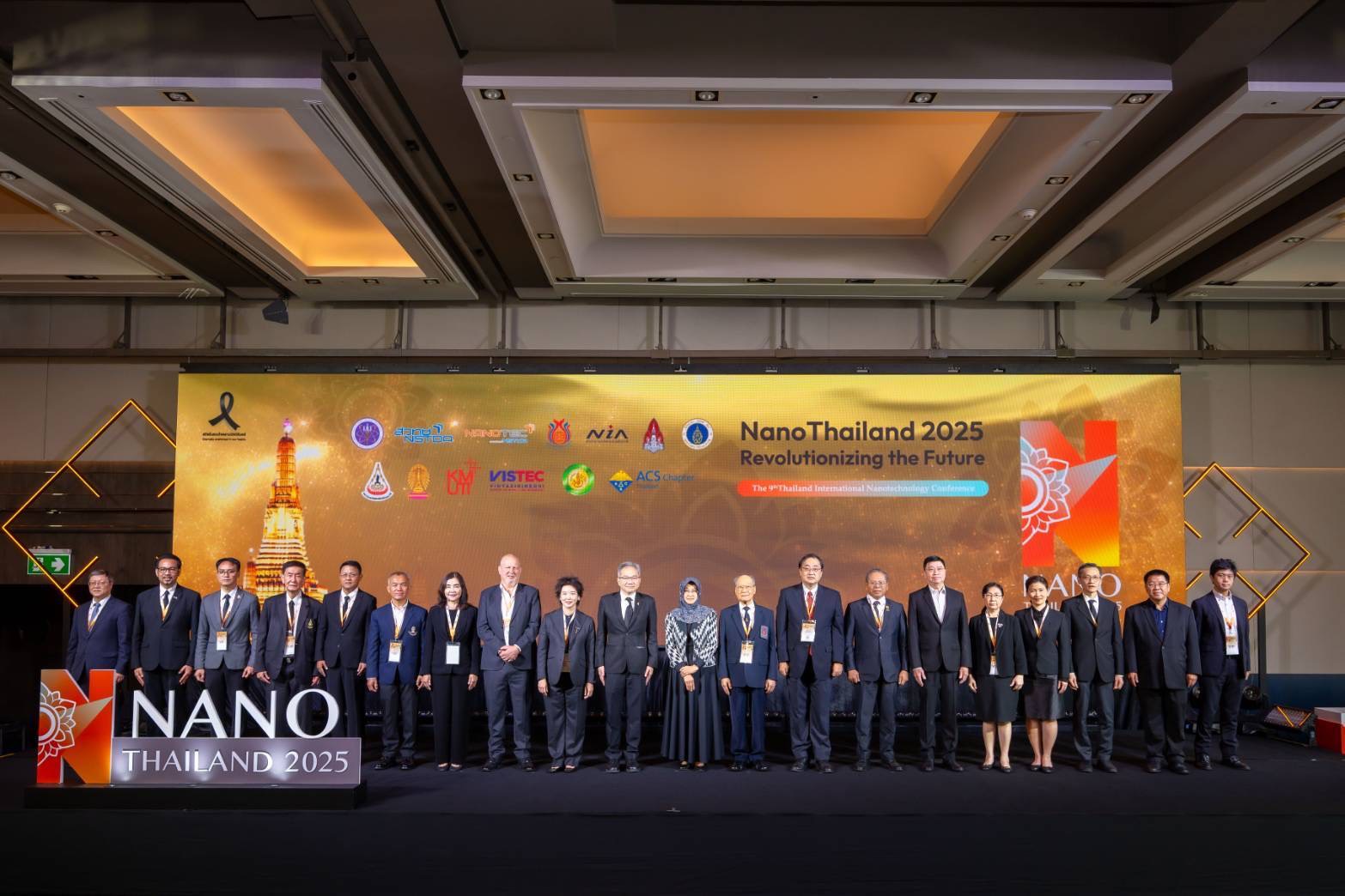 ภาพพิธีเปิดงาน “NanoThailand 2025” ณ โรงแรมรอยัล ออคิด เชอราตัน กรุงเทพฯ โดยนาโนเทค สวทช. ร่วมกับสมาคมนาโนเทคโนโลยีแห่งประเทศไทย ภายใต้แนวคิด “Revolutionizing the Future”