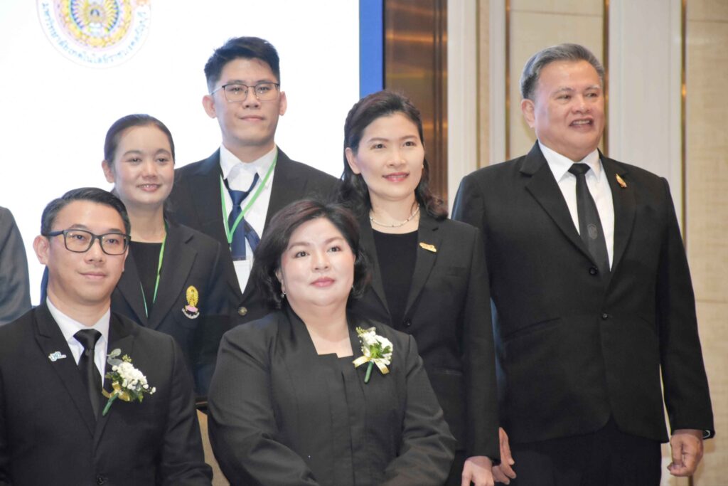 ภาพ: ผู้บริหารและผู้แทนจาก สวทช. ผู้ช่วยศาสตราจารย์ ดร. เชาวรีย์ อรรถลังรอง ผู้อำนวยการไบโอเทค และหน่วยงานพันธมิตร ถ่ายภาพร่วมกันในพิธีเปิดงาน “SynBio Forum 2025” ณ โรงแรมอีสติน แกรนด์ พญาไท กรุงเทพฯ