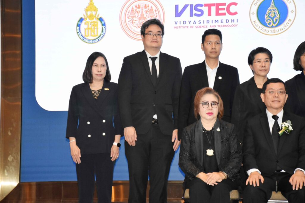 ภาพ: ผู้บริหารและผู้แทนจาก สวทช. ดร.กอบกุล เหล่าเท้ง รองผู้อำนวยการด้านวิจัยและพัฒนาเทคโนโลยีชีวภาพเพื่ออุตสาหกรรม และหน่วยงานพันธมิตร ถ่ายภาพร่วมกันในพิธีเปิดงาน “SynBio Forum 2025” ณ โรงแรมอีสติน แกรนด์ พญาไท กรุงเทพฯ