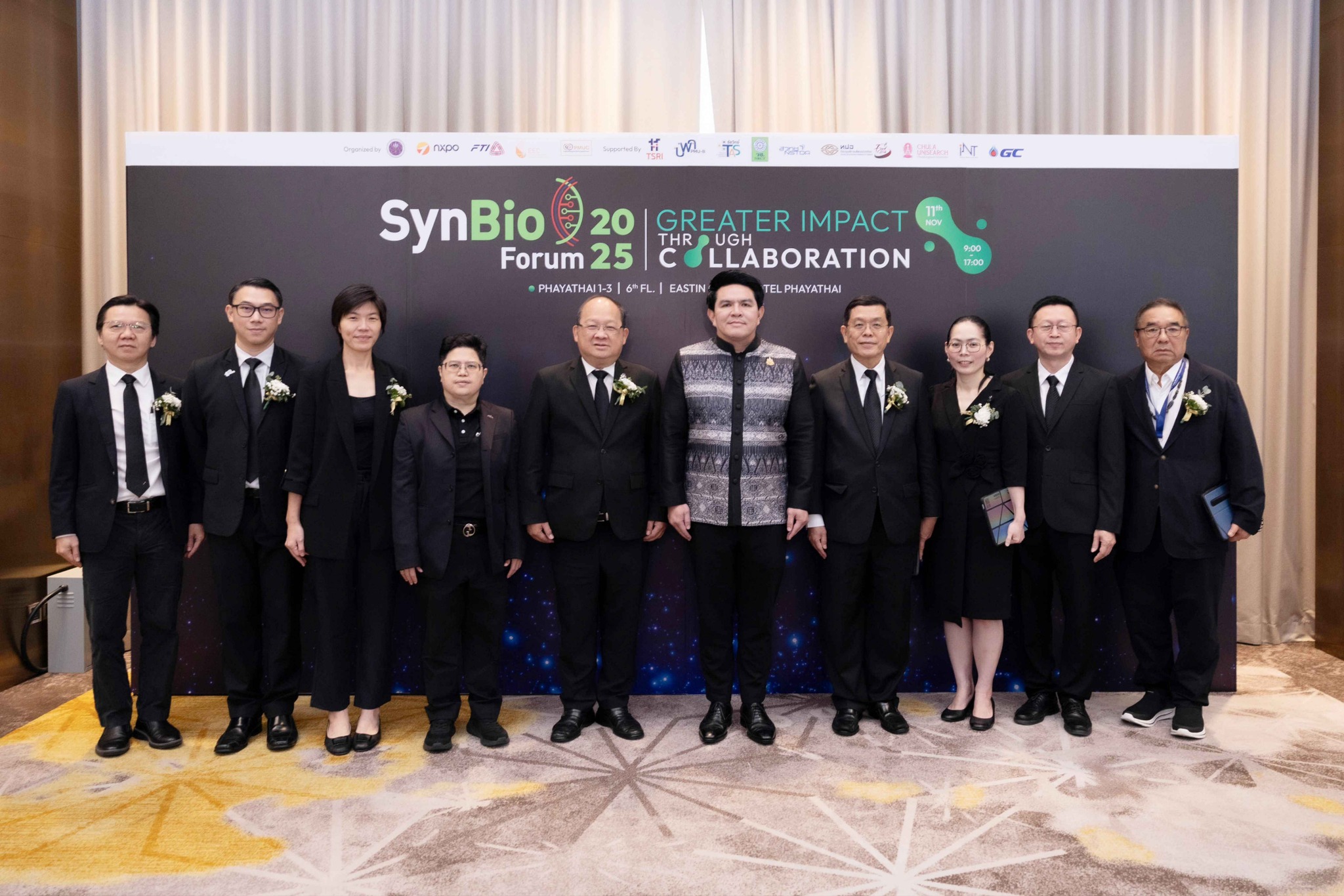 ภาพ: ผู้บริหารกระทรวง อว. ผู้บริหาร สวทช. และตัวแทนภาคีเครือข่าย Thailand SynBio Consortium ถ่ายภาพร่วมกันในงาน “SynBio Forum 2025” ณ โรงแรมอีสติน แกรนด์ พญาไท กรุงเทพฯ