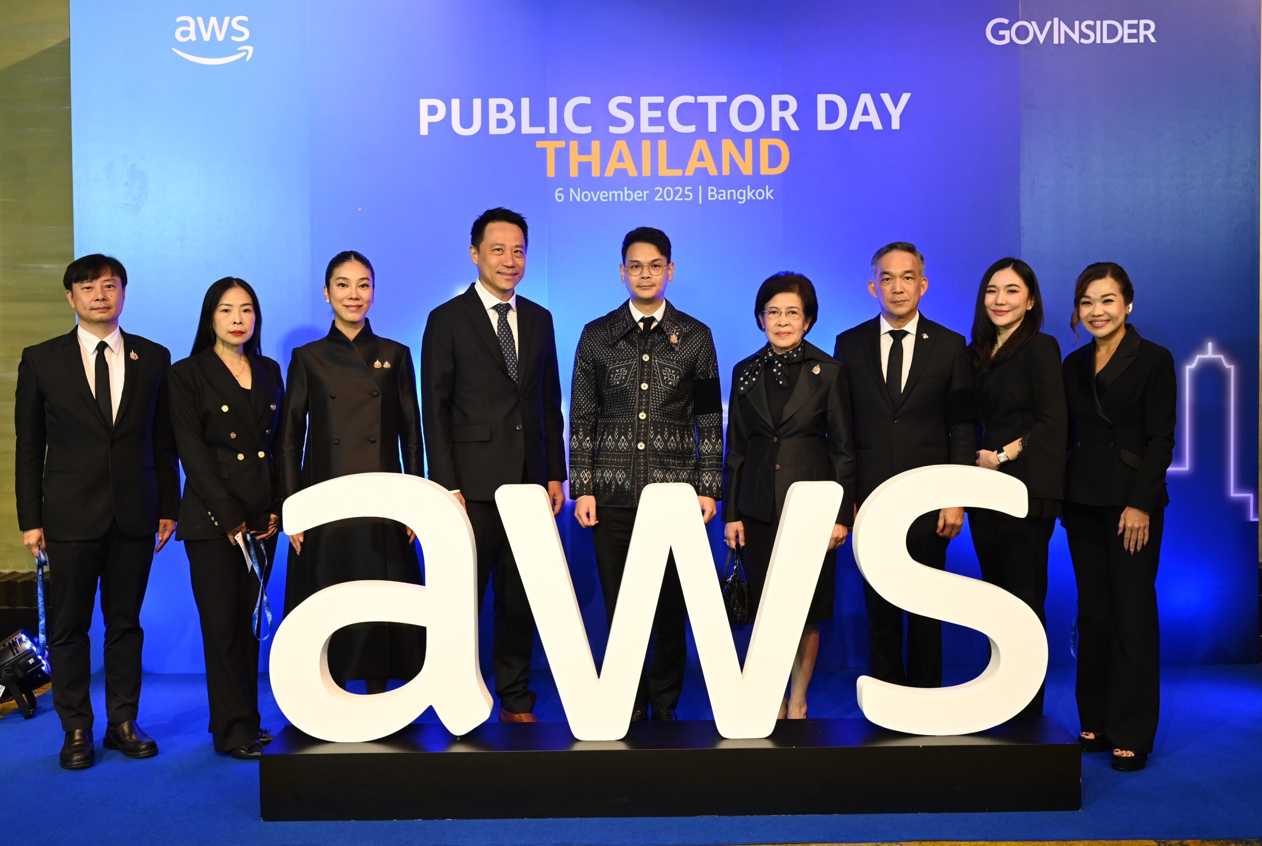 ภาพคณะผู้บริหารกระทรวงดิจิทัลฯ และผู้แทนหน่วยงานต่าง ๆ ร่วมถ่ายภาพในงาน Public Sector Day Thailand 2025