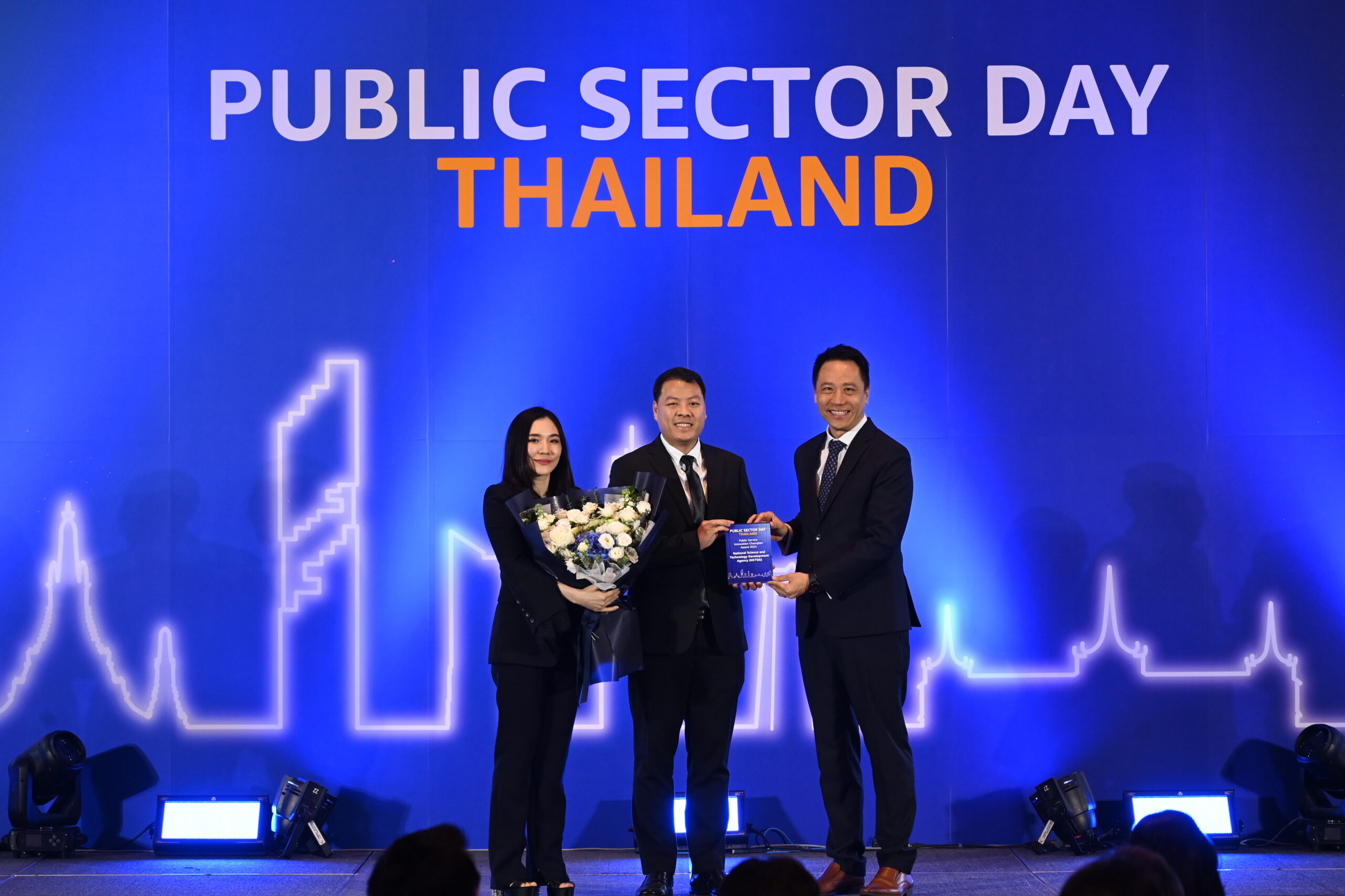 ภาพ ดร.มนัสชัย คุณาเศรษฐ ผู้ช่วยผู้อำนวยการ (สวทช.) รับรางวัล