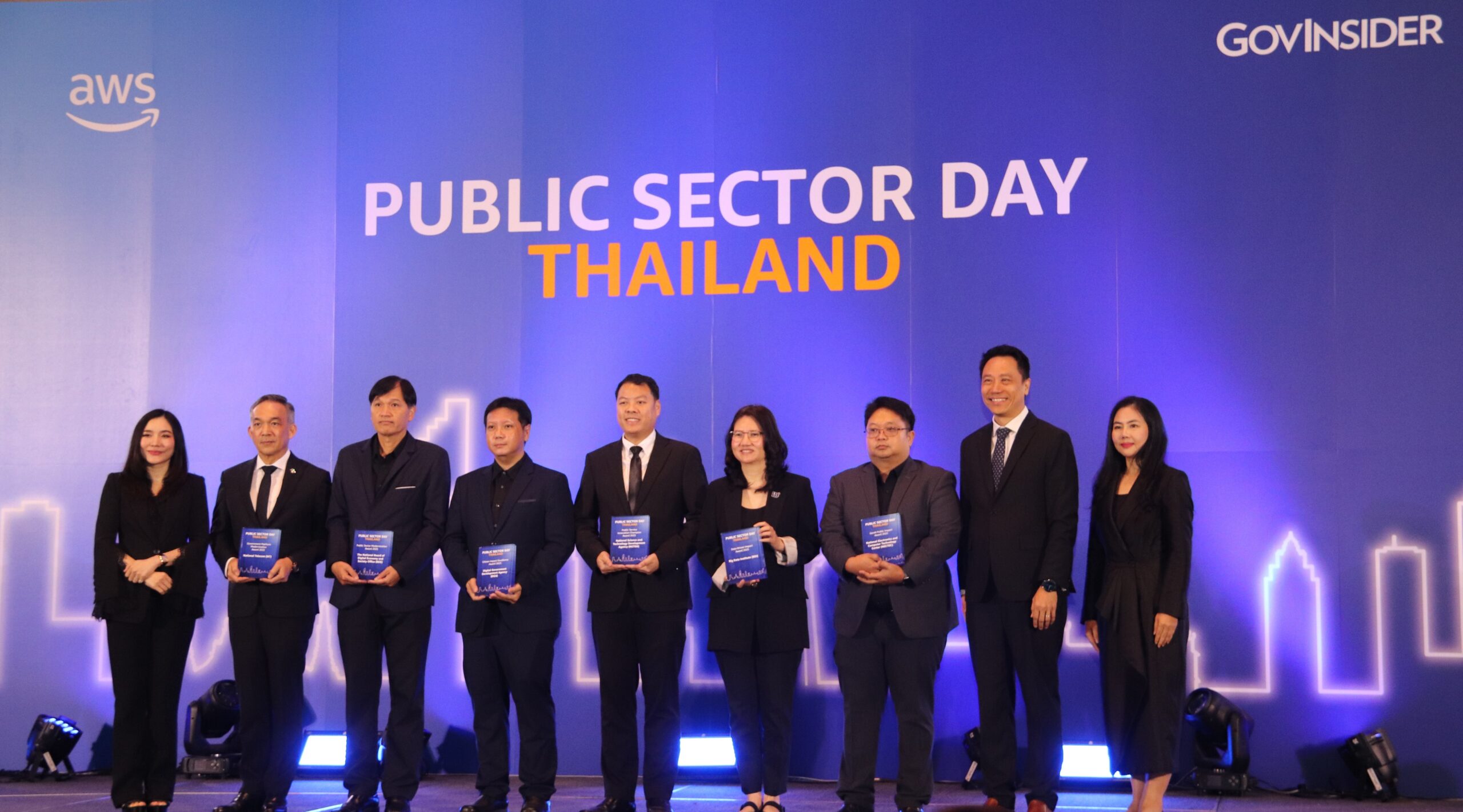 ภาพ คณะผู้ได้รับรางวัลจากหลายหน่วยงาน ถ่ายภาพร่วมกันในงาน Public Sector Day Thailand 2025