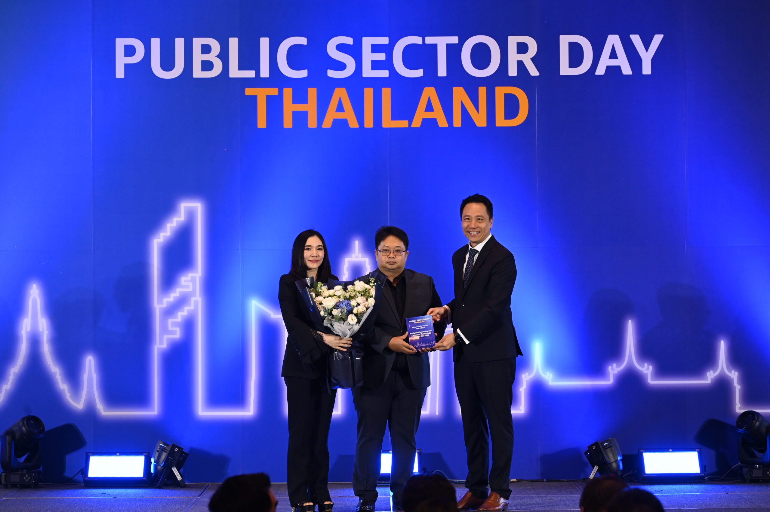 ภาพ ดร.ศราวุธ คงยัง รับรางวัล