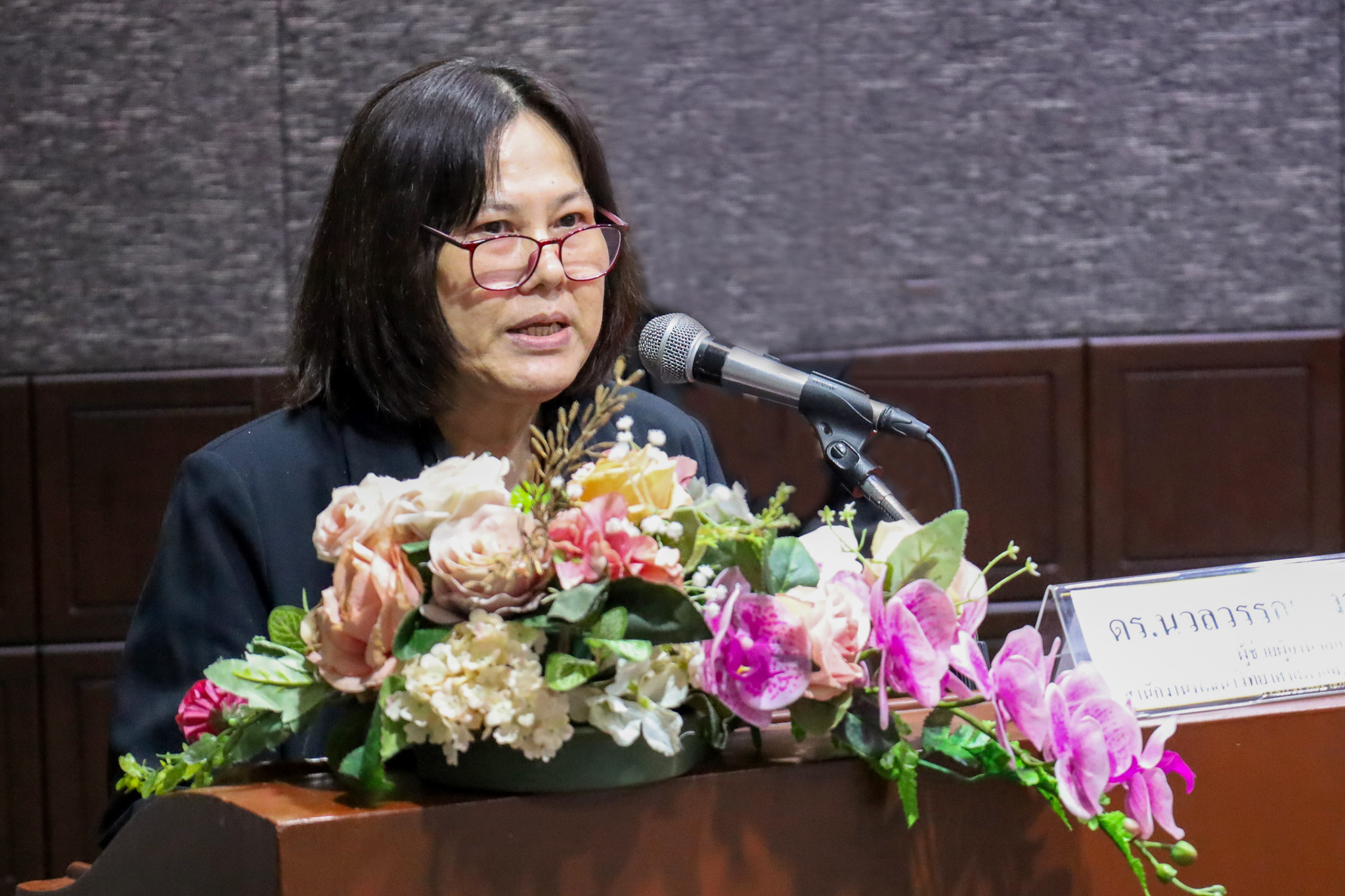 ภาพ ดร.นวลวรรณ สงวนศักดิ์ ผู้ช่วยผู้อำนวยการสายงานกลยุทธ์องค์กร สวทช. กล่าวเปิดงาน
