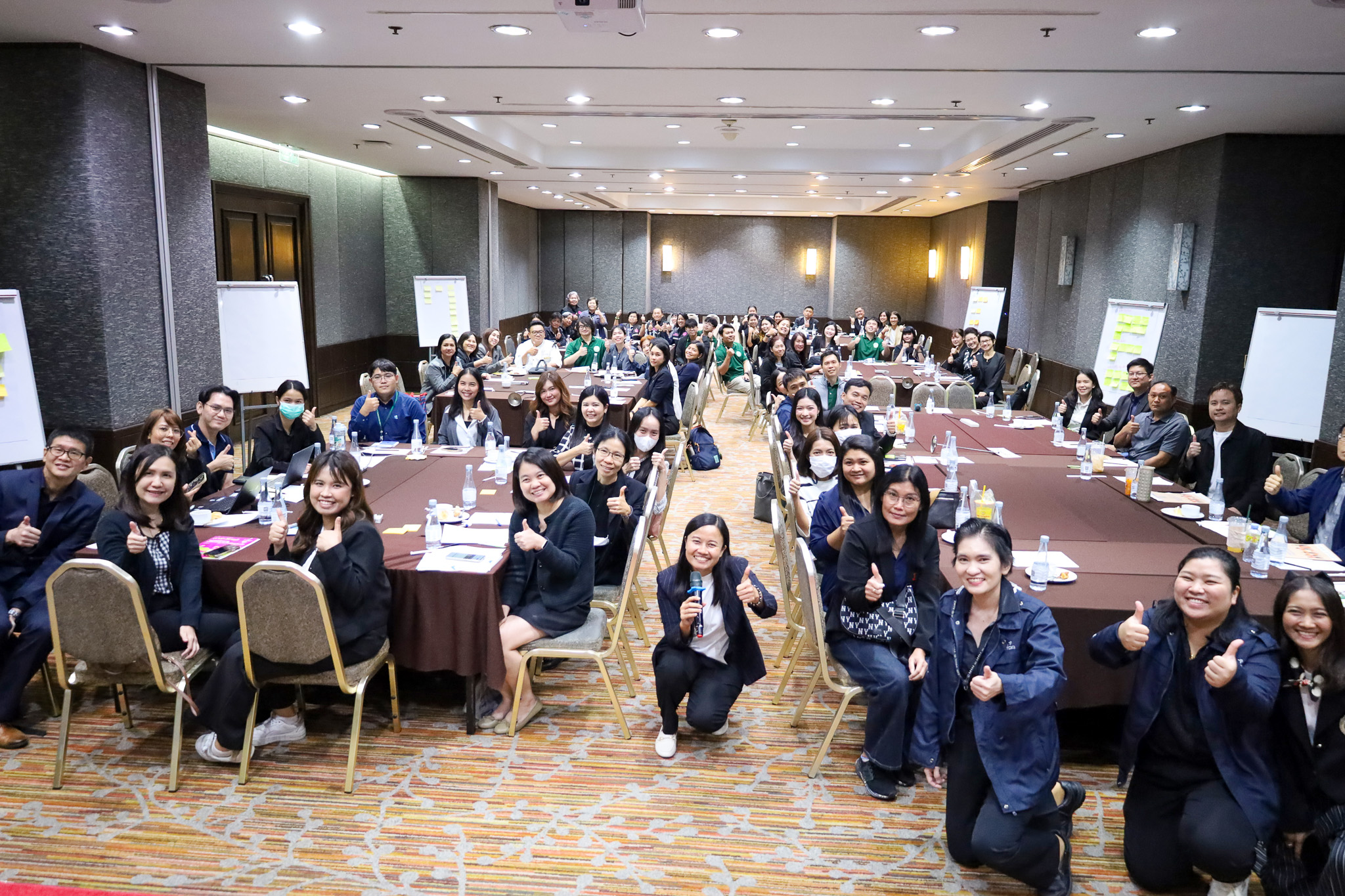 ภาพหมู่ผู้เข้าร่วมกิจกรรมจำนวนมากในห้องประชุม หลังจบกิจกรรม