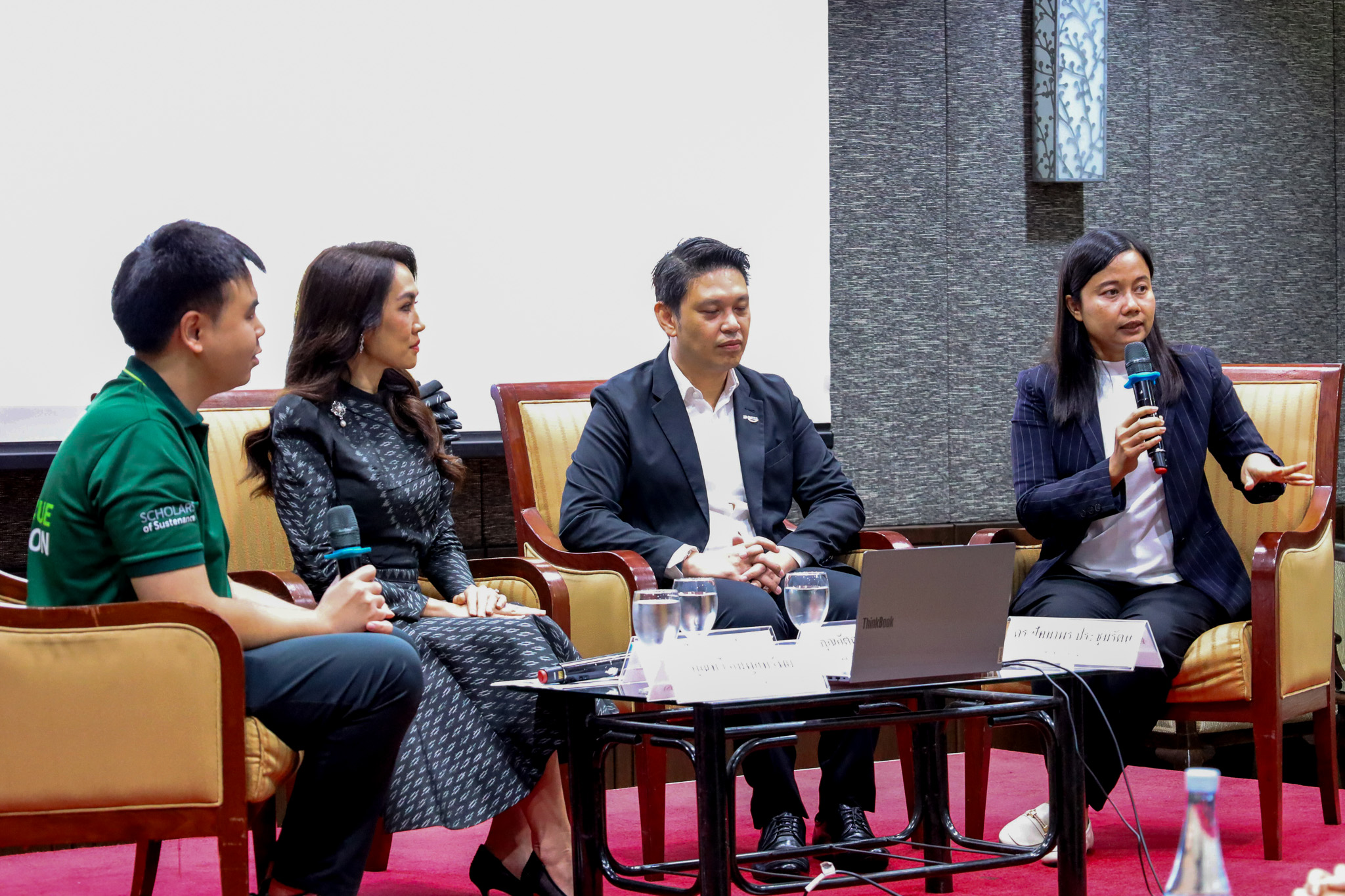 ภาพผู้ร่วมเสวนาบนเวทีพูดคุยแลกเปลี่ยนความคิดเห็นต่อหน้าผู้เข้าร่วมประชุม