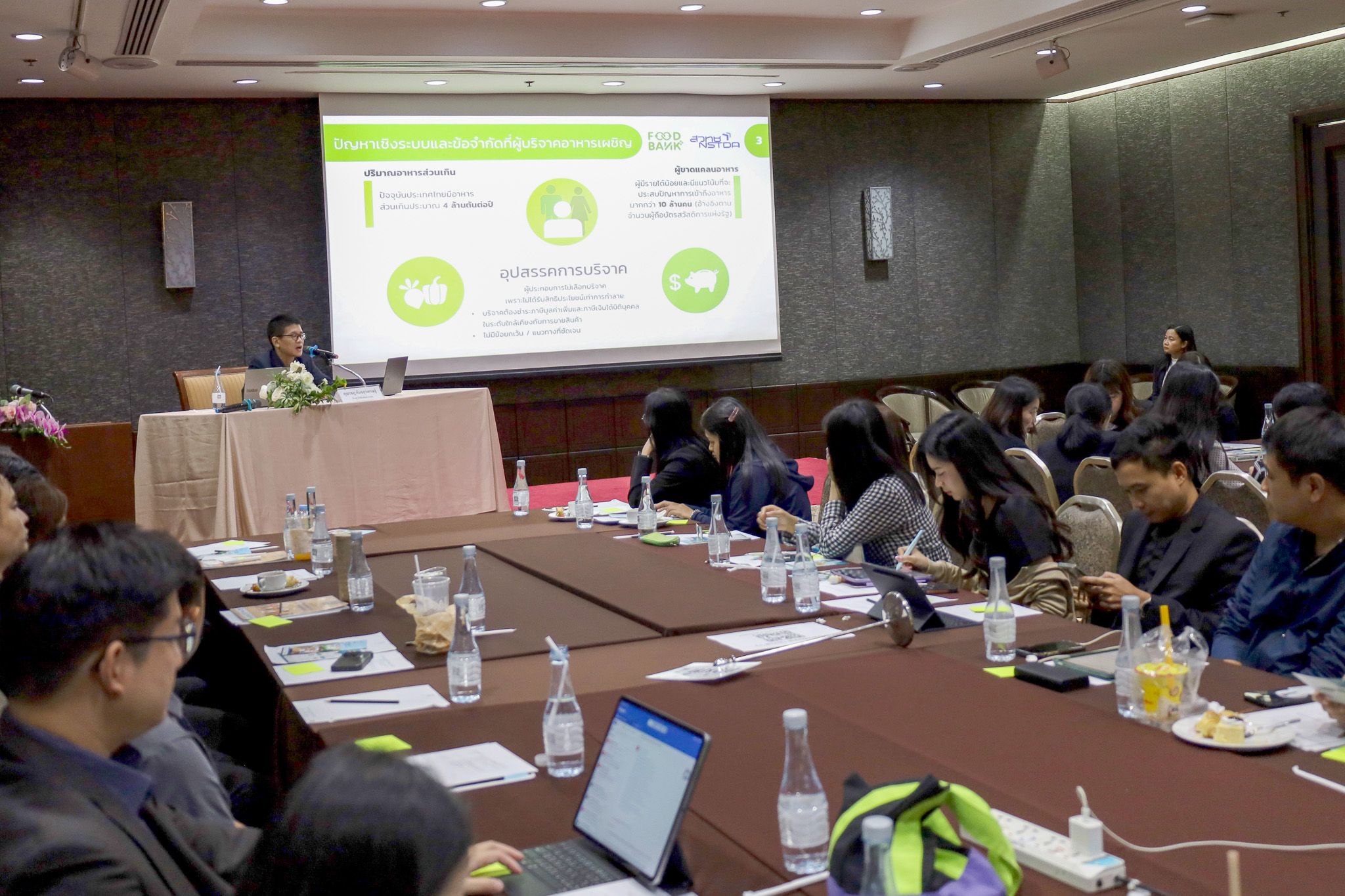 ภาพ คุณทวี อิ่มพูลทรัพย์ ผู้จัดการประจำประเทศไทยของมูลนิธิ SOS บรรยาย 