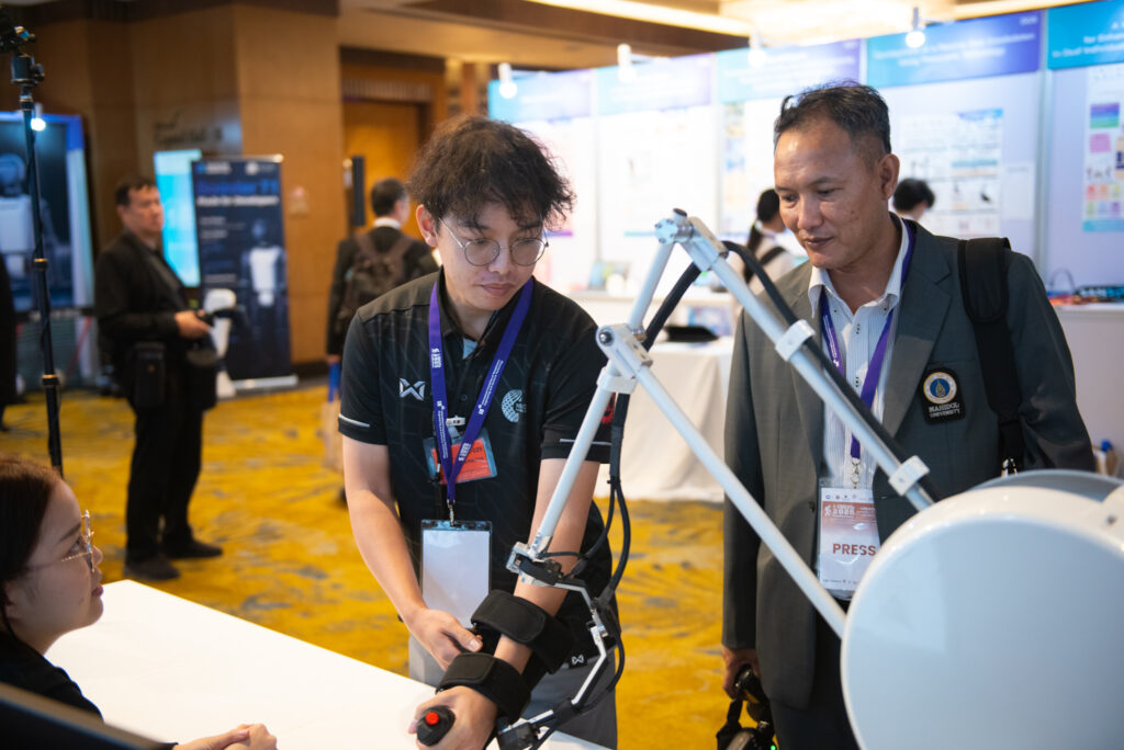 ภาพ บูธนิทรรศการผลงานจากการประกวดสิ่งประดิษฐ์สำหรับคนพิการและผู้สูงอายุ