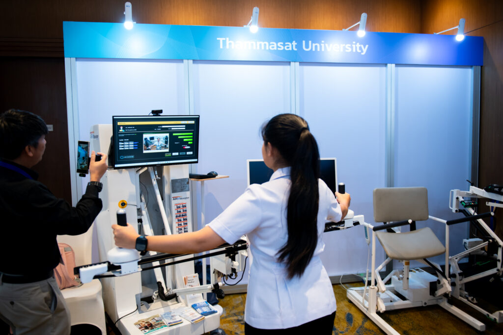 ภาพ บูธนิทรรศการผลงานจากการประกวดสิ่งประดิษฐ์สำหรับคนพิการและผู้สูงอายุ