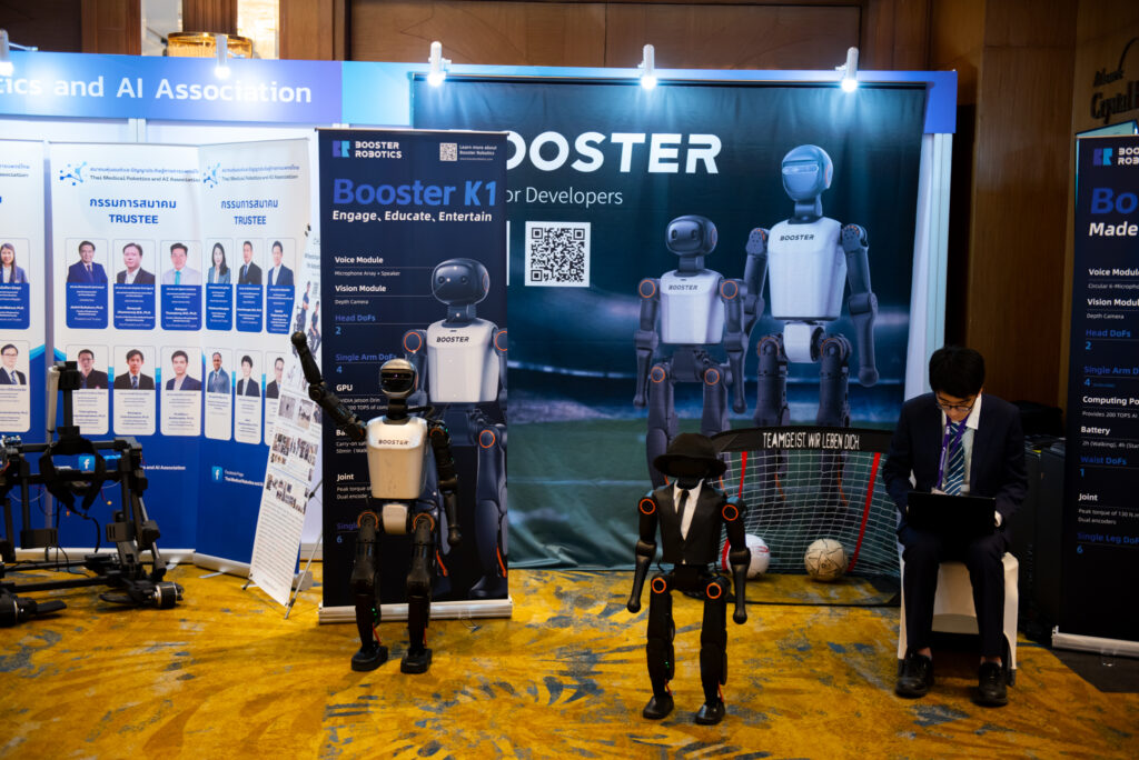 ภาพ บูธนิทรรศการผลงานจากการประกวดสิ่งประดิษฐ์สำหรับคนพิการและผู้สูงอายุ