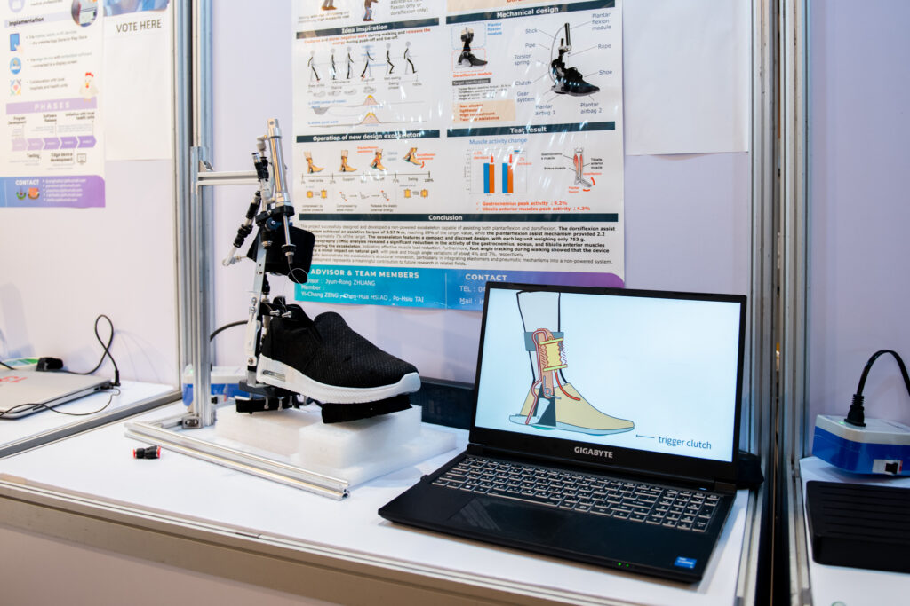 ภาพ บูธนิทรรศการผลงานจากการประกวดสิ่งประดิษฐ์สำหรับคนพิการและผู้สูงอายุ