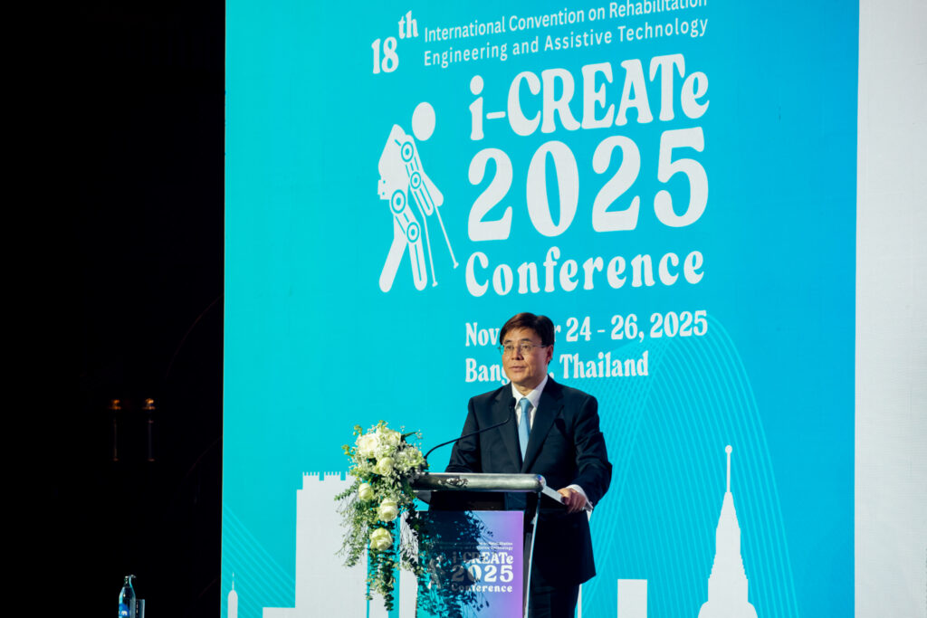 ภาพ ผู้เชี่ยวชาญระดับโลก ยืนบรรยายพิเศษที่โพเดียม บนเวที ด้านหลังเป็น LED Backdrop งาน ธีมฟ้าม่วง