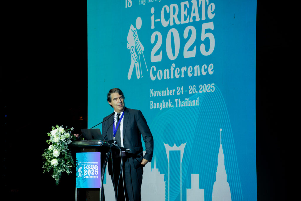 ภาพ ผู้เชี่ยวชาญระดับโลก ยืนบรรยายพิเศษที่โพเดียม บนเวที ด้านหลังเป็น LED Backdrop งาน ธีมฟ้าม่วง