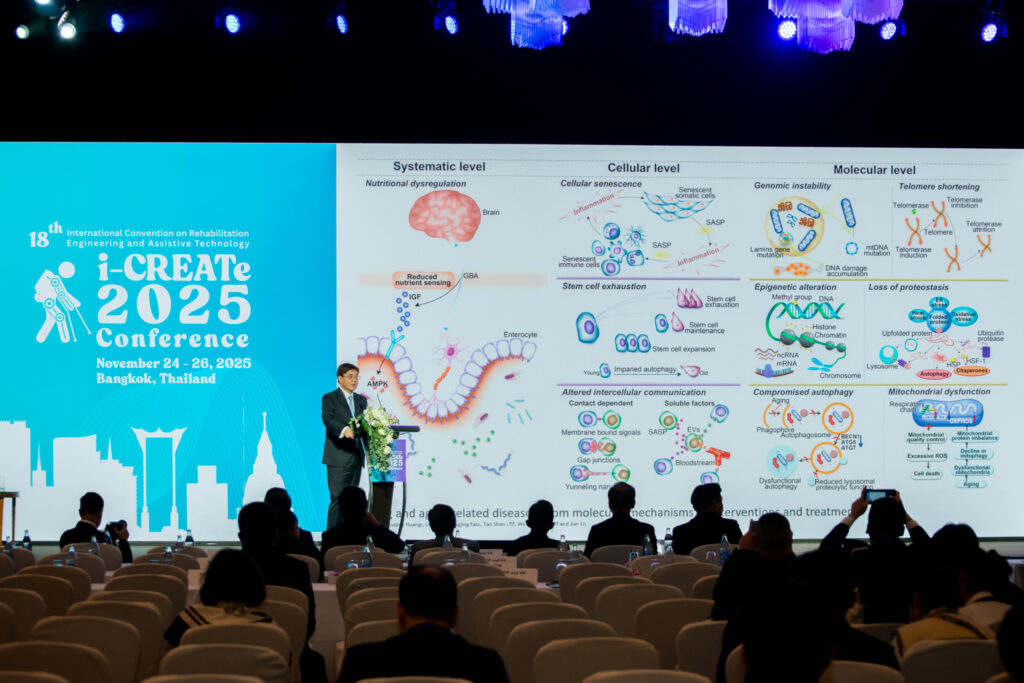 ภาพ ผู้เชี่ยวชาญระดับโลก ยืนบรรยายพิเศษที่โพเดียม บนเวที ด้านหลังเป็น LED Backdrop งาน ธีมฟ้าม่วง