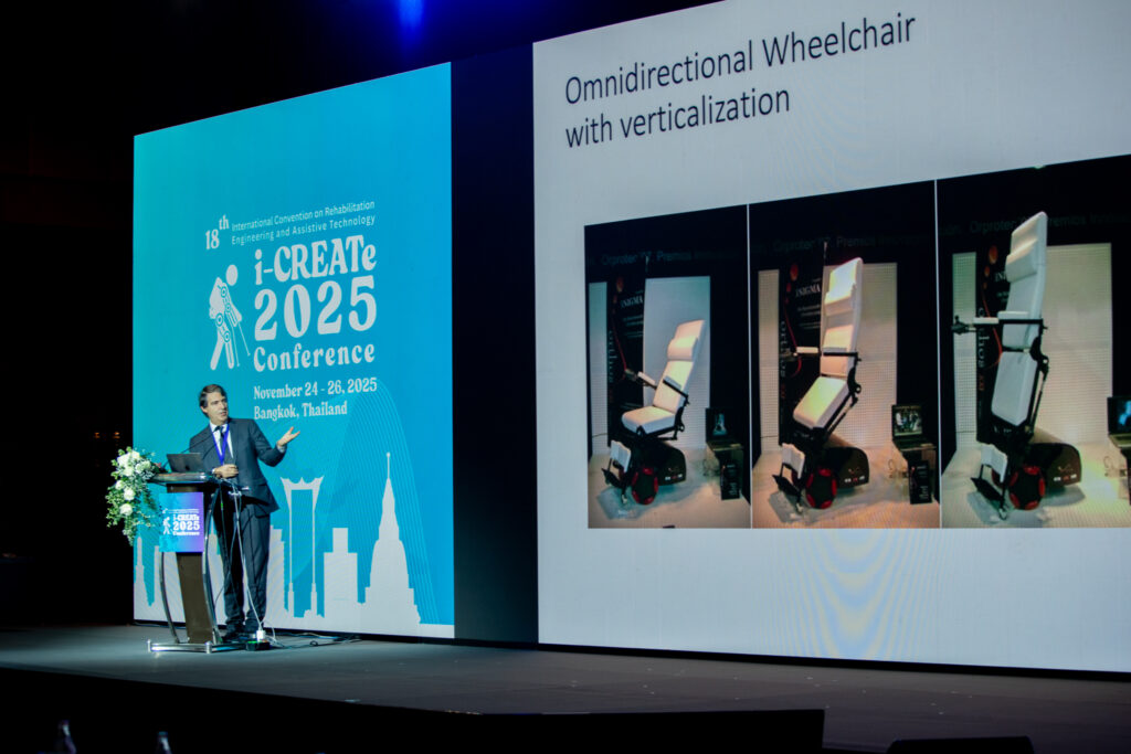 ภาพ ผู้เชี่ยวชาญระดับโลก ยืนบรรยายพิเศษที่โพเดียม บนเวที ด้านหลังเป็น LED Backdrop งาน ธีมฟ้าม่วง