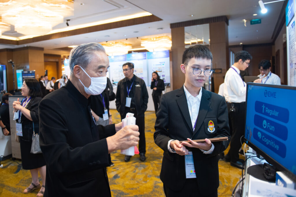 ภาพ ศาสตราจารย์ ดร.ไพรัช เดินนิทรรศการผลงานจากการประกวดสิ่งประดิษฐ์สำหรับคนพิการและผู้สูงอายุ