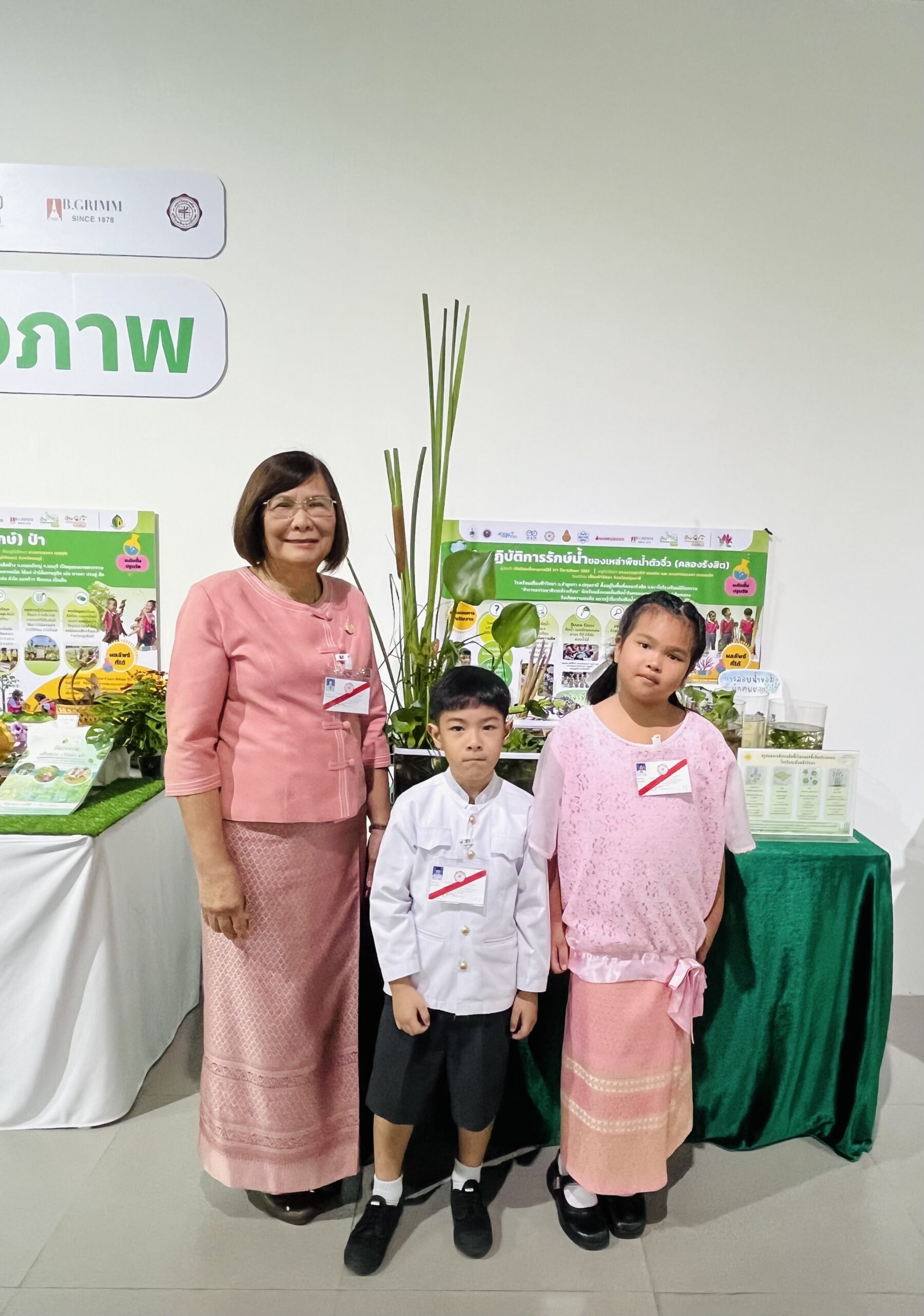 ภาพเด็กหญิงอลิสา อ่อนสำลี โรงเรียนเฟื่องฟ้าวิทยา นักเรียนผู้ทำโครงงานเรื่อง ปฏิบัติการรักษ์น้ำของเหล่าพืชน้ำตัวจิ๋ว 