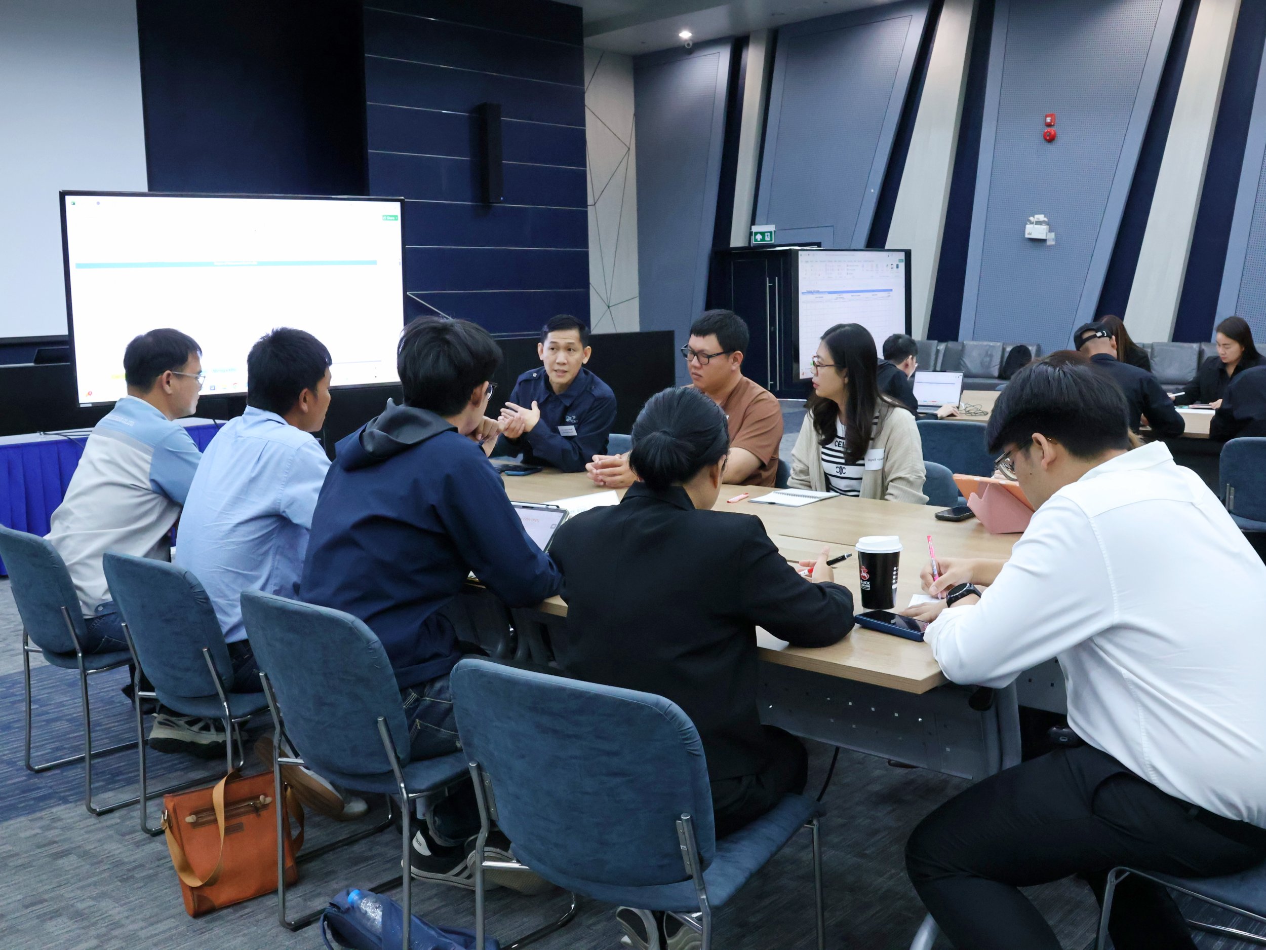 ภาพผู้เข้าร่วมอบรมทำกิจกรรมกลุ่มแลกเปลี่ยนความคิดเห็นภายในห้องประชุม สวทช.