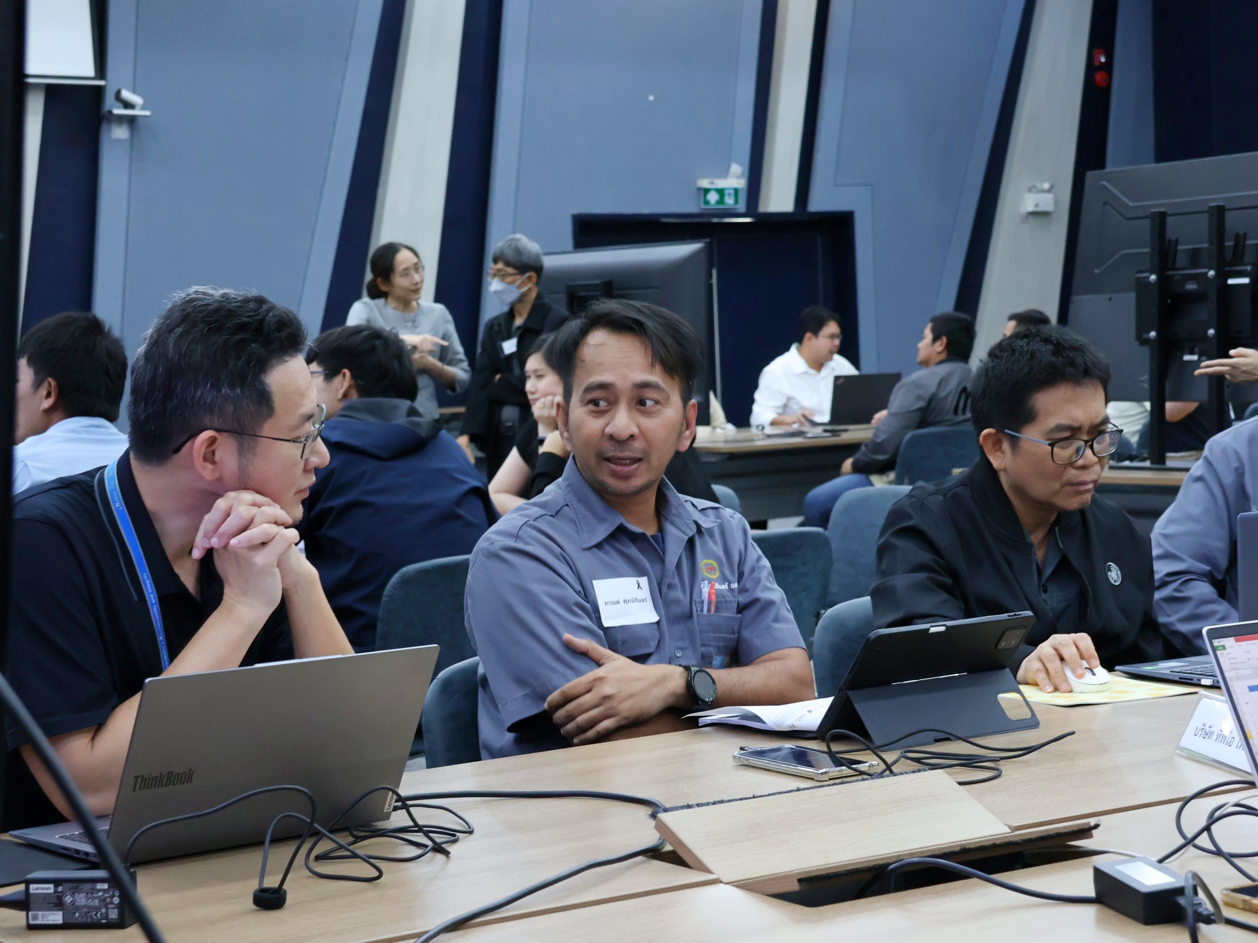 ภาพผู้เข้าร่วมอบรมทำกิจกรรมกลุ่มแลกเปลี่ยนความคิดเห็นภายในห้องประชุม สวทช.