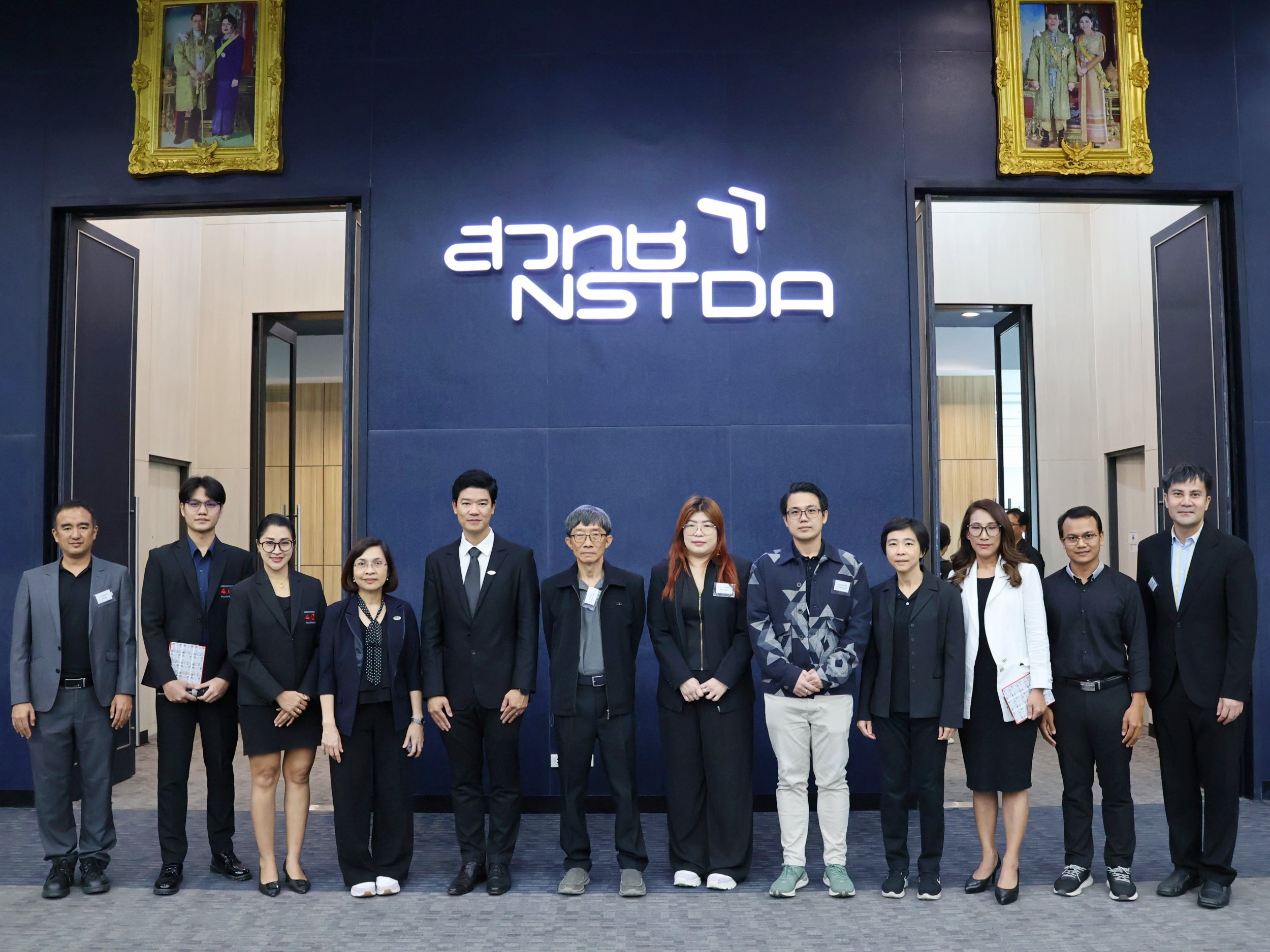 ภาพคณะผู้บริหาร วิทยากร และทีมผู้จัดจาก กพร. และ สวทช. ร่วมถ่ายภาพที่ระลึกหลังเสร็จสิ้นการอบรมเชิงปฏิบัติการ “เปลี่ยนผ่านเหมืองแร่ สู่ยุค 4.0” 