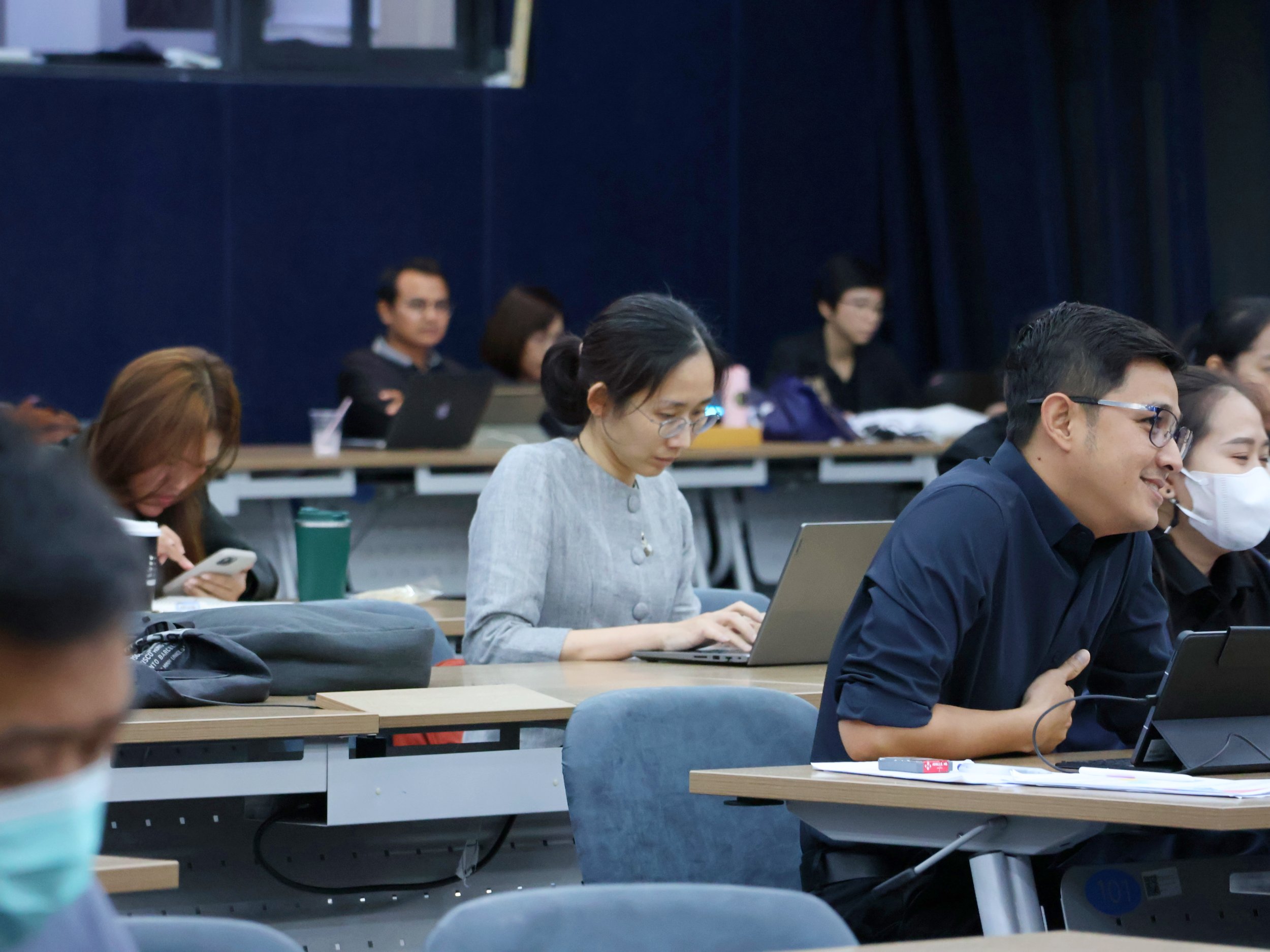 ภาพผู้เข้าร่วมอบรมทำกิจกรรมกลุ่มแลกเปลี่ยนความคิดเห็นภายในห้องประชุม สวทช.