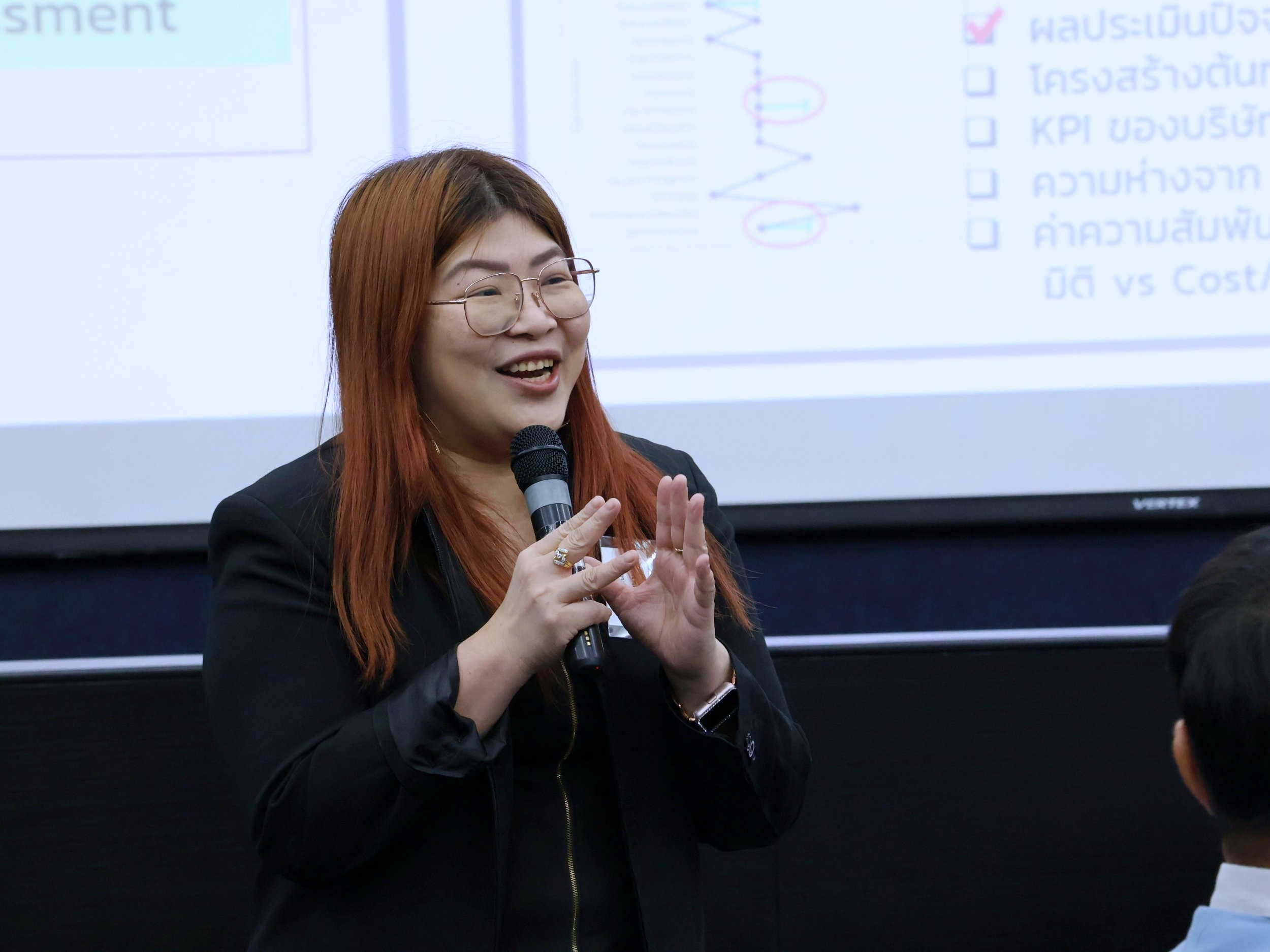 ภาพผู้เข้าร่วมอบรมทำกิจกรรมกลุ่มแลกเปลี่ยนความคิดเห็นภายในห้องประชุม สวทช.