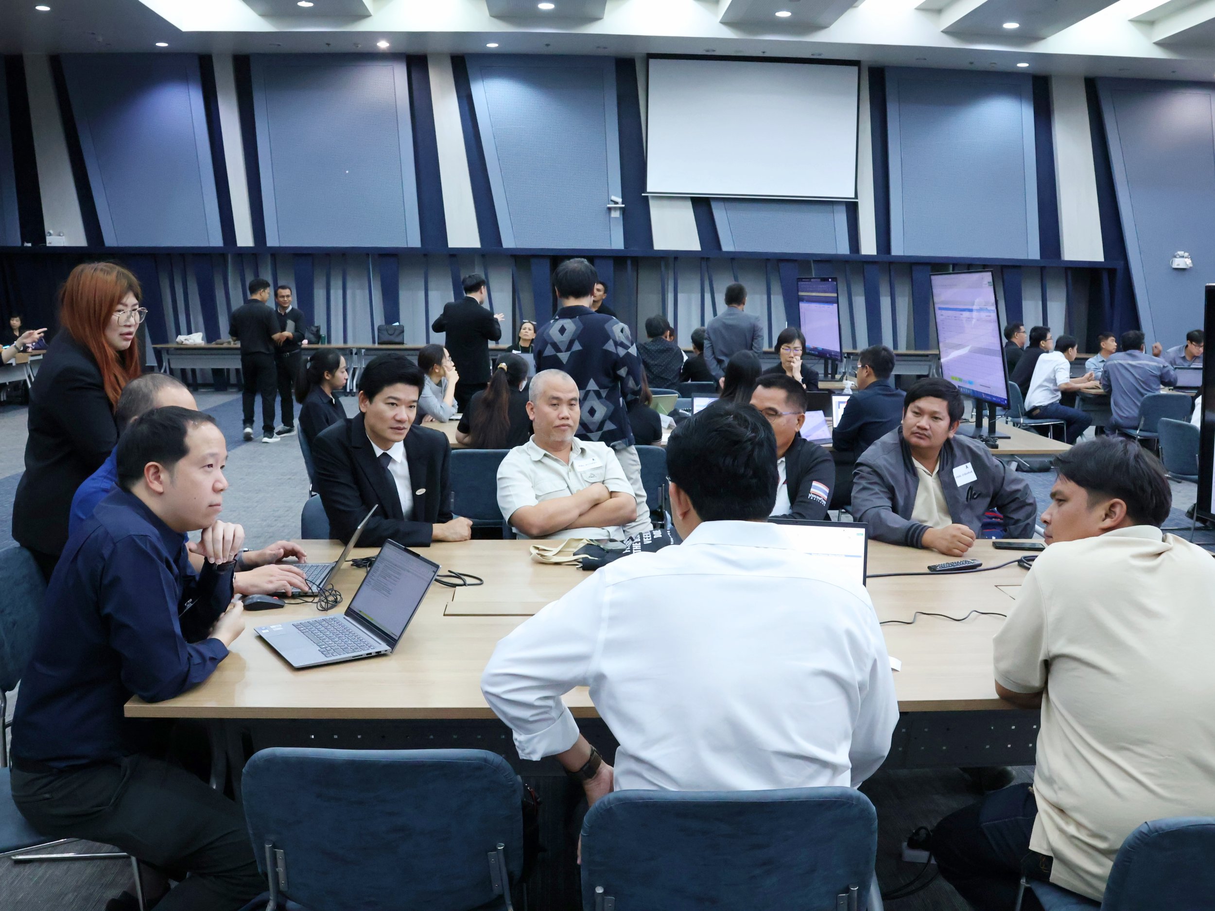 ภาพผู้เข้าร่วมอบรมทำกิจกรรมกลุ่มแลกเปลี่ยนความคิดเห็นภายในห้องประชุม สวทช.