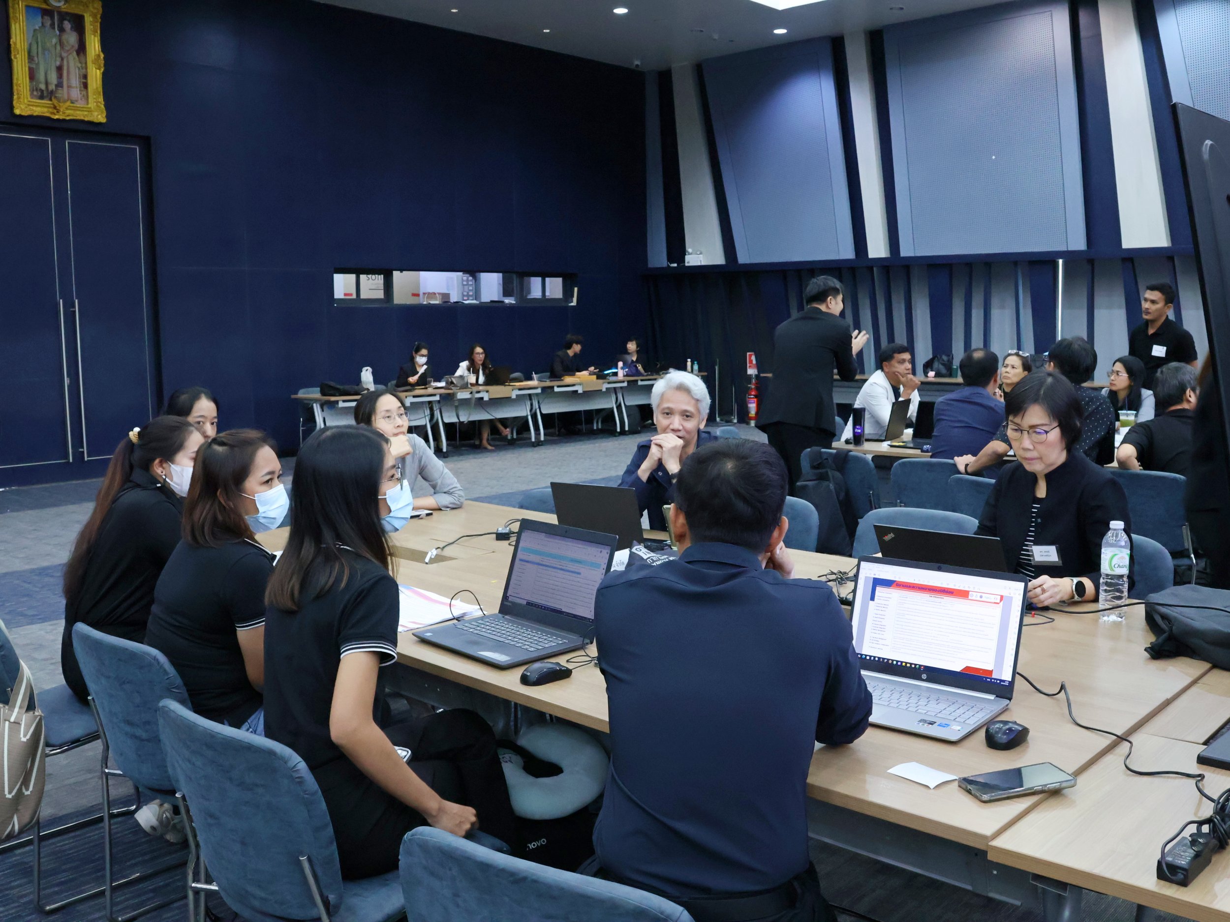 ภาพผู้เข้าร่วมอบรมทำกิจกรรมกลุ่มแลกเปลี่ยนความคิดเห็นภายในห้องประชุม สวทช.