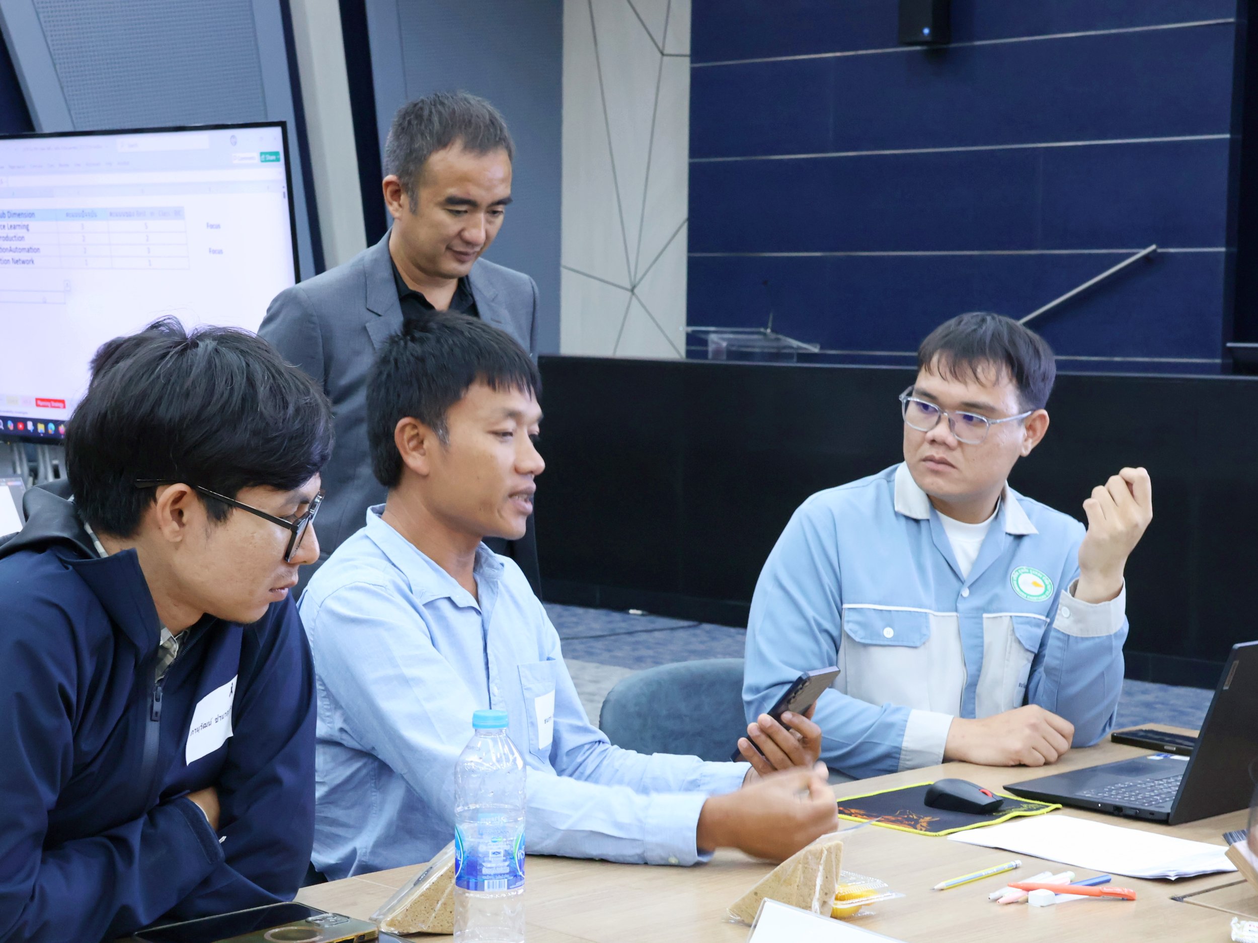 ภาพผู้เข้าร่วมอบรมทำกิจกรรมกลุ่มแลกเปลี่ยนความคิดเห็นภายในห้องประชุม สวทช.