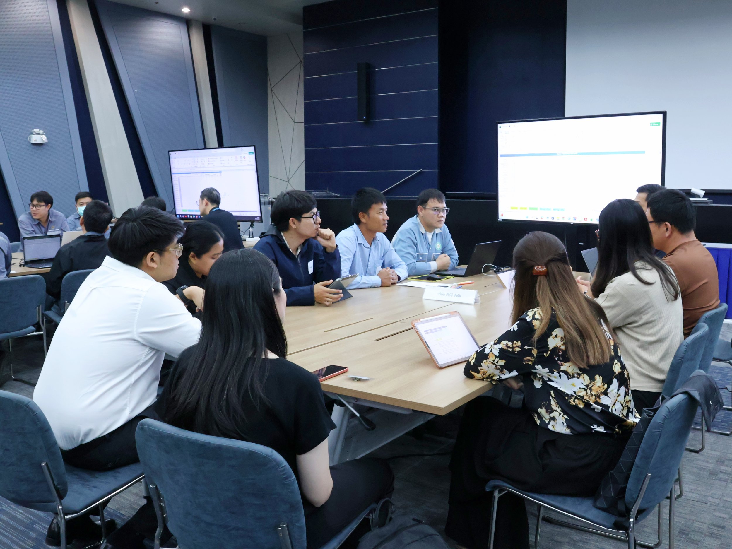 ภาพผู้เข้าร่วมอบรมทำกิจกรรมกลุ่มแลกเปลี่ยนความคิดเห็นภายในห้องประชุม สวทช.