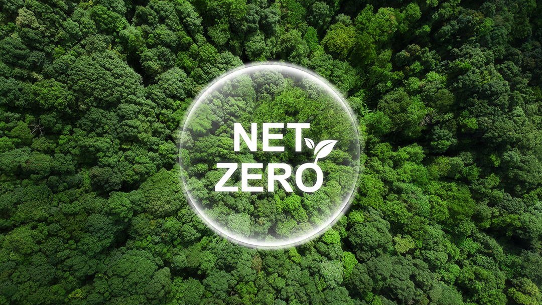ภาพป่าเขียวขจีมีข้อความว่า Net Zero