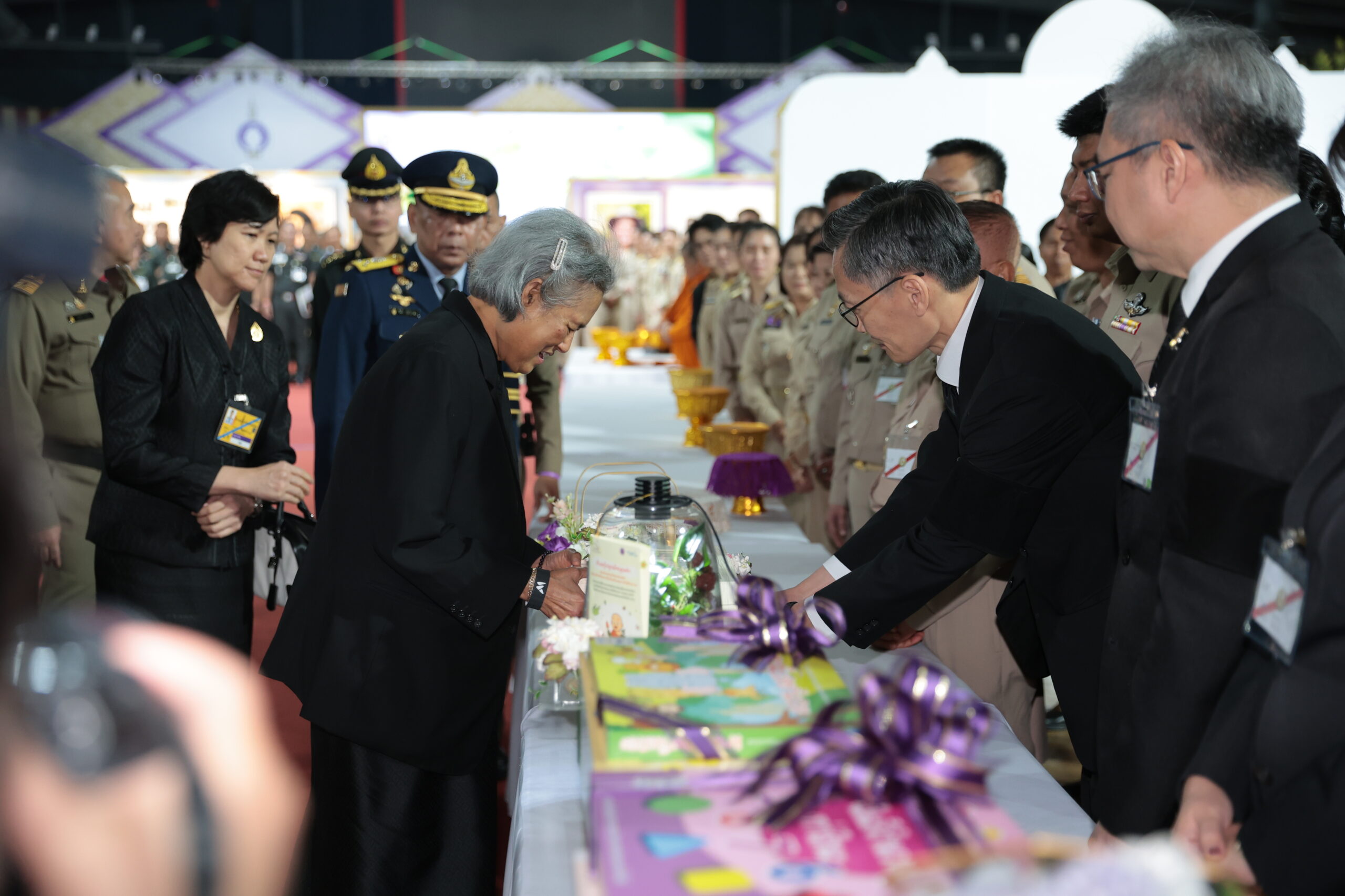 ภาพสมเด็จพระกนิษฐาธิราชเจ้าฯ เสด็จทอดพระเนตรนิทรรศการ