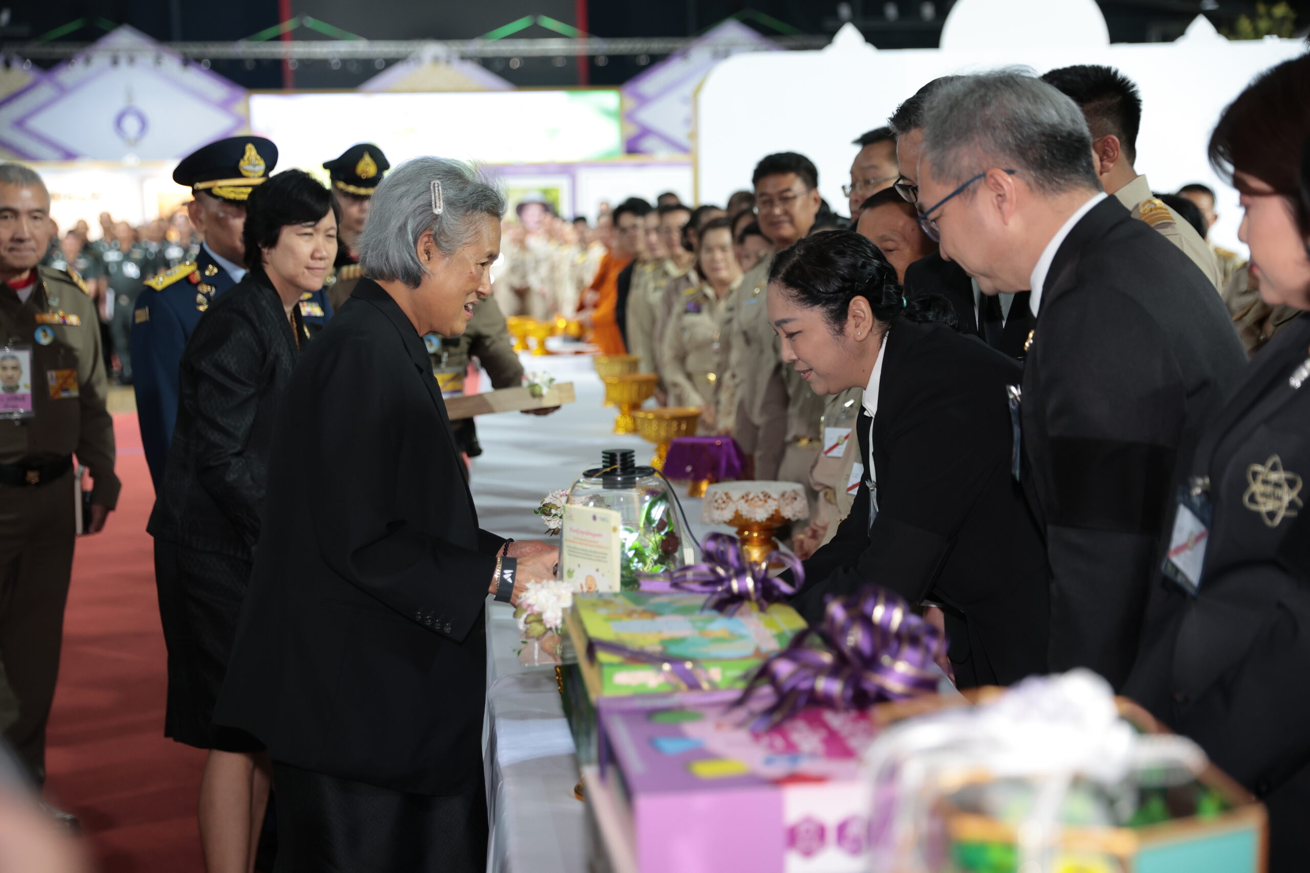 ภาพสมเด็จพระกนิษฐาธิราชเจ้าฯ เสด็จทอดพระเนตรนิทรรศการ