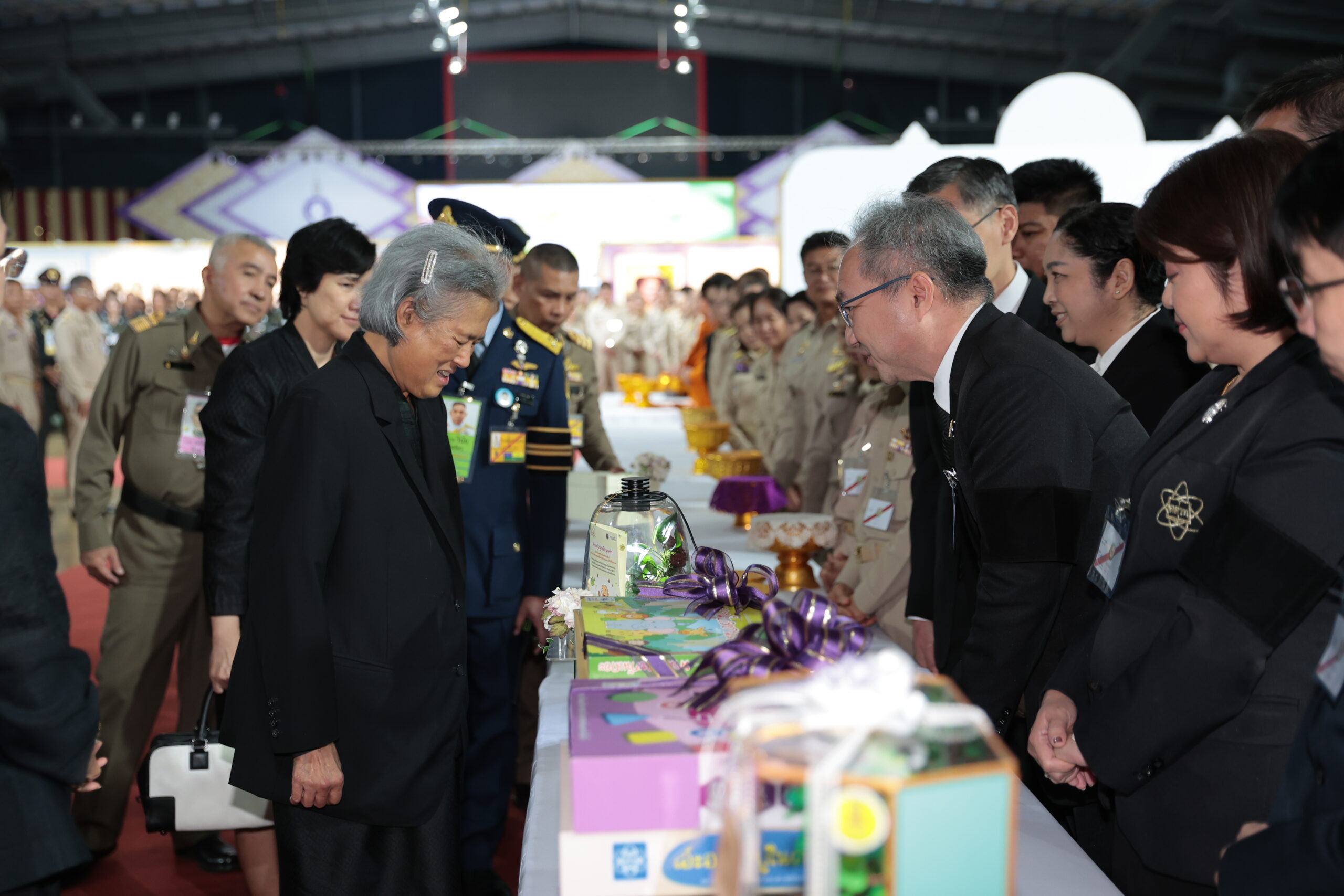 ภาพสมเด็จพระกนิษฐาธิราชเจ้าฯ เสด็จทอดพระเนตรนิทรรศการ