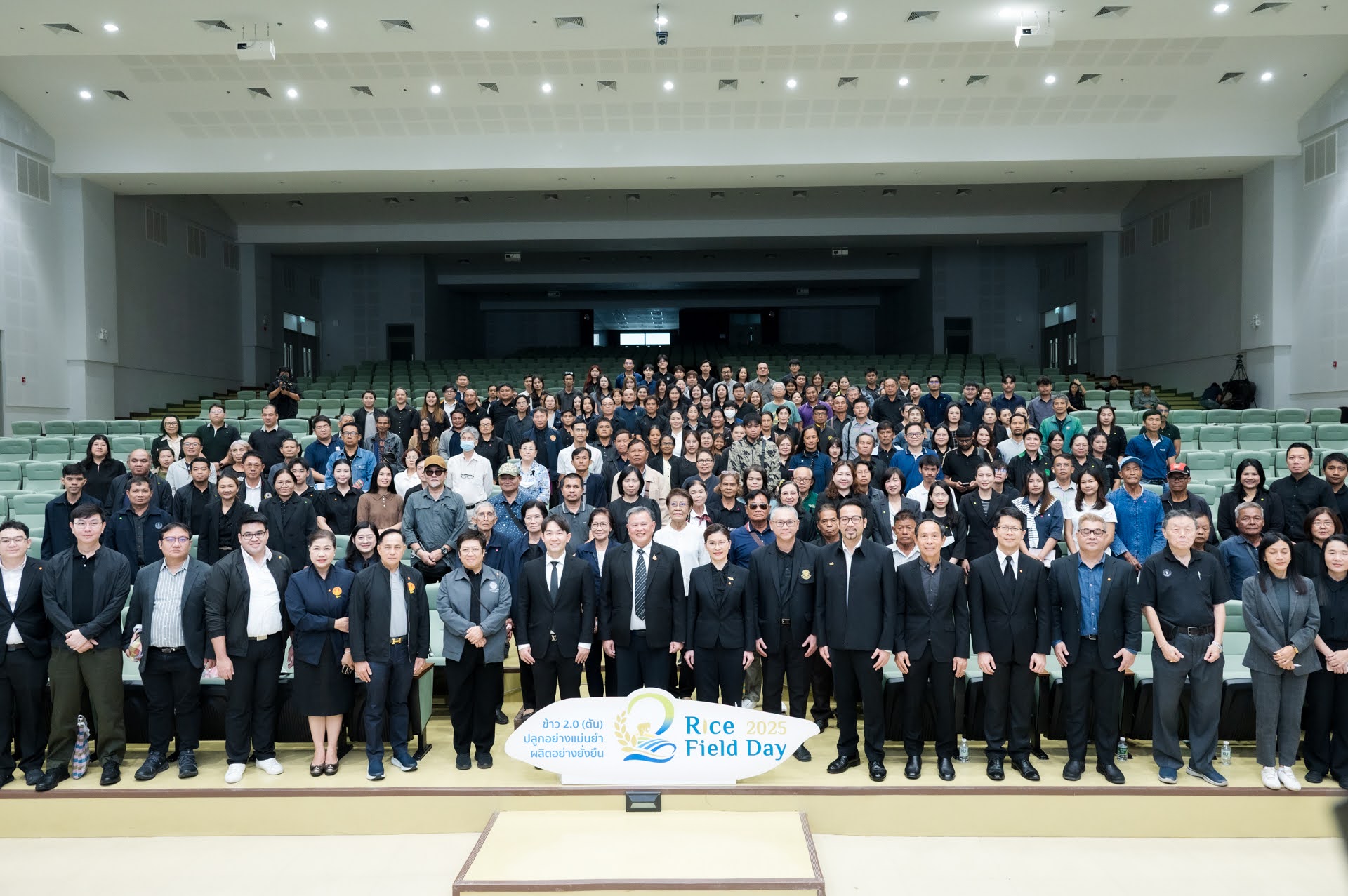 ภาพหมู่และข้าวคาร์บอนต่ำ ที่ช่วยลดการปล่อยก๊าซเรือนกระจก หวังว่า นักวิชาการและที่สำคัญที่สุดคือพี่น้องเกษตรกรจะสามารถนำองค์ความรู้เหล่านี้ไปประยุกต์ใช้เพื่อเพิ่มประสิทธิภาพการผลิตข้าว เพิ่มรายได้ และลดต้นทุนการผลิตข้าวได้อย่างเป็นรูปธรรมและยั่งยืน
